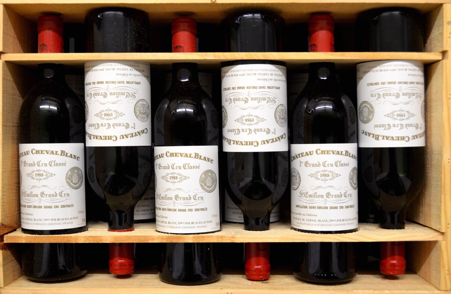Detail a: 12 Flaschen 1988 Chateau Cheval Blanc, Saint-Emilion Grand Cru, 1er Grand Cru Classe,je 75 cl, 12,5 % Vol., Füllstände: je into neck, hervorragende ...