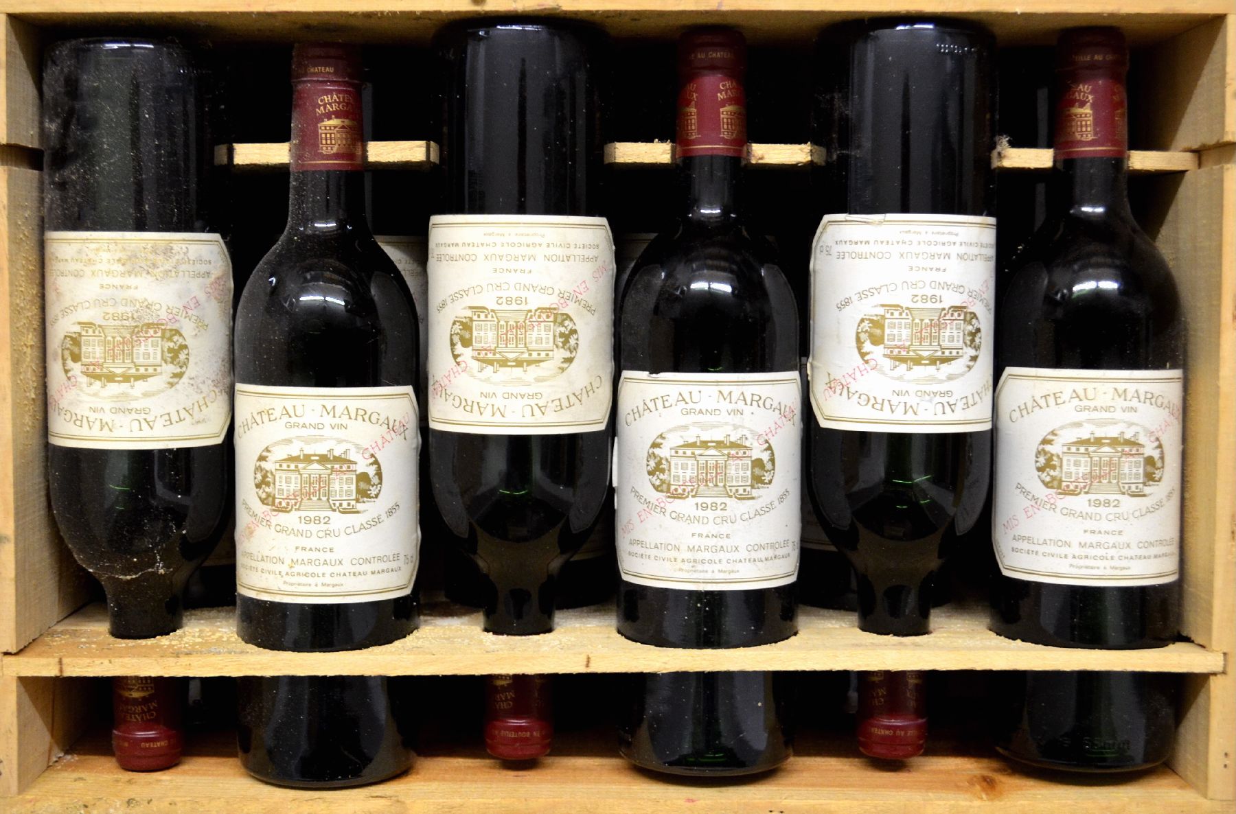 Detail a: 12 Flaschen 1982 Chateau Margaux, Margaux, Premier Grand Cru Classe, je 75 cl, Füllstände: je into neck, Etiketten z.T. l. beschmutzt, Kapseln und ...