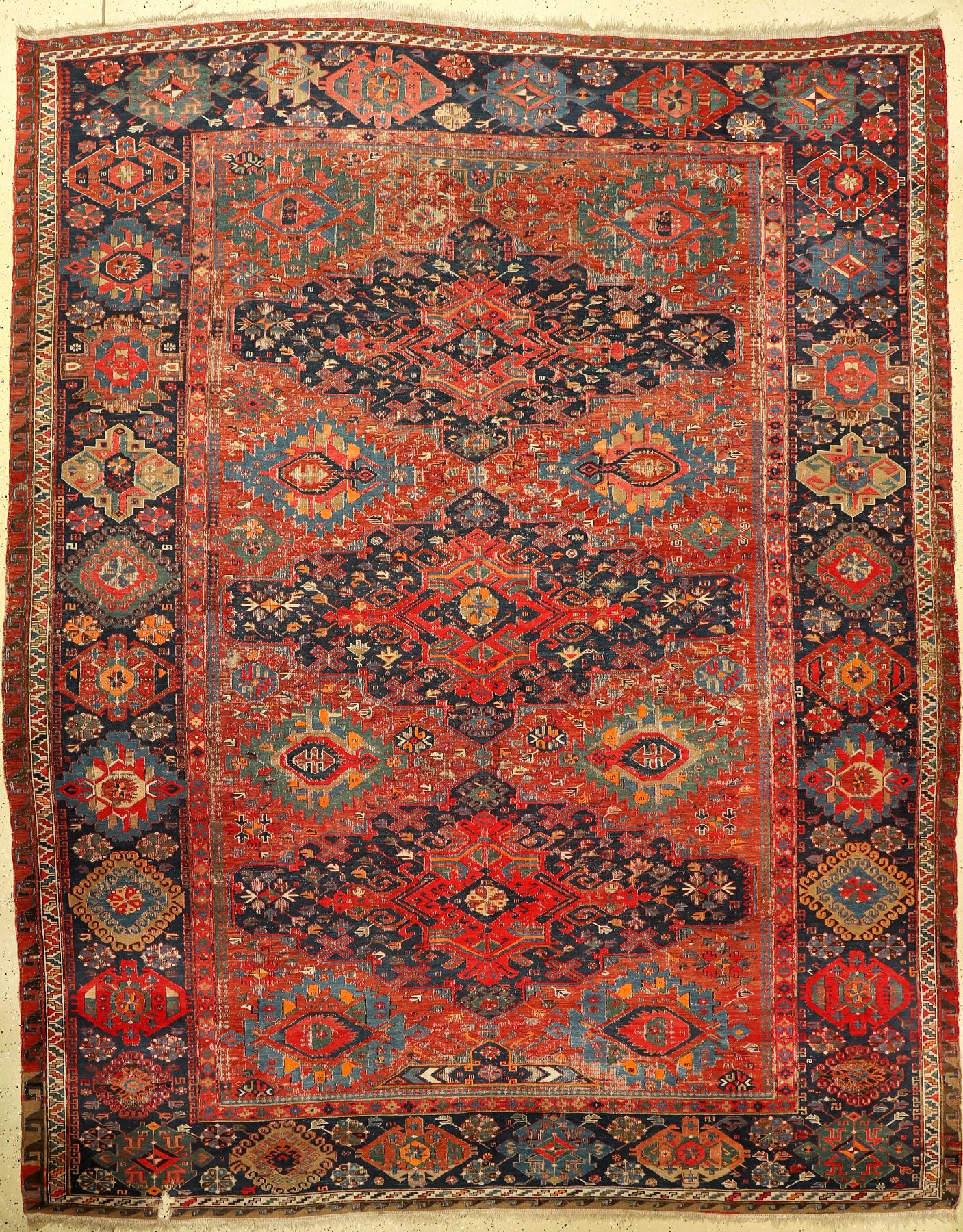 Sumakh antik, Kaukasus, um 1900, Wolle auf Wolle, ca. 320 x 254 cm, EHZ: 4ein Loch im unteren Be