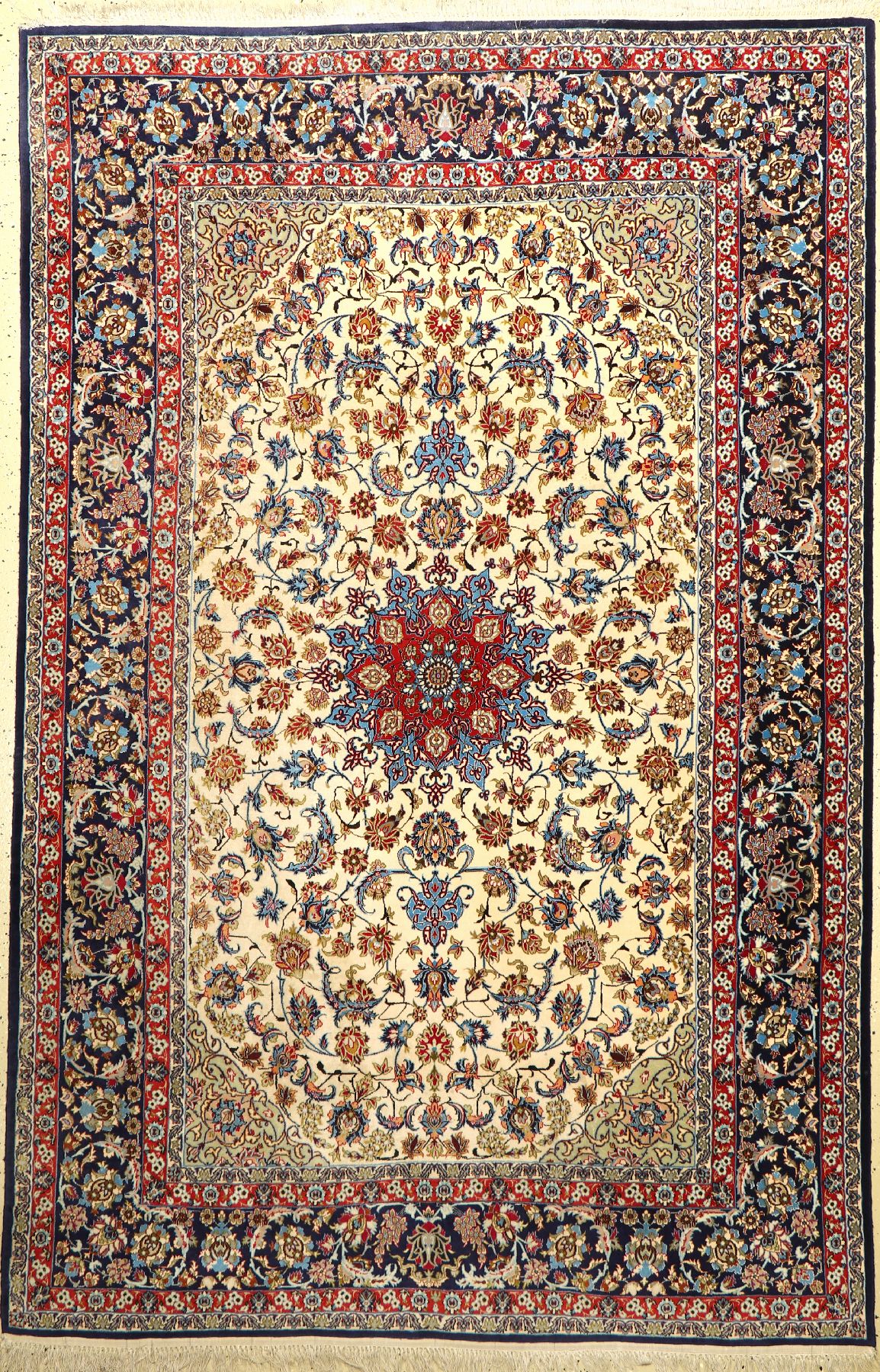 Esfahan fein, Persien, ca. 40 Jahre, Korkwolle mit und auf Seide, ca. 240 x 156 cm,EHZ: 2-3