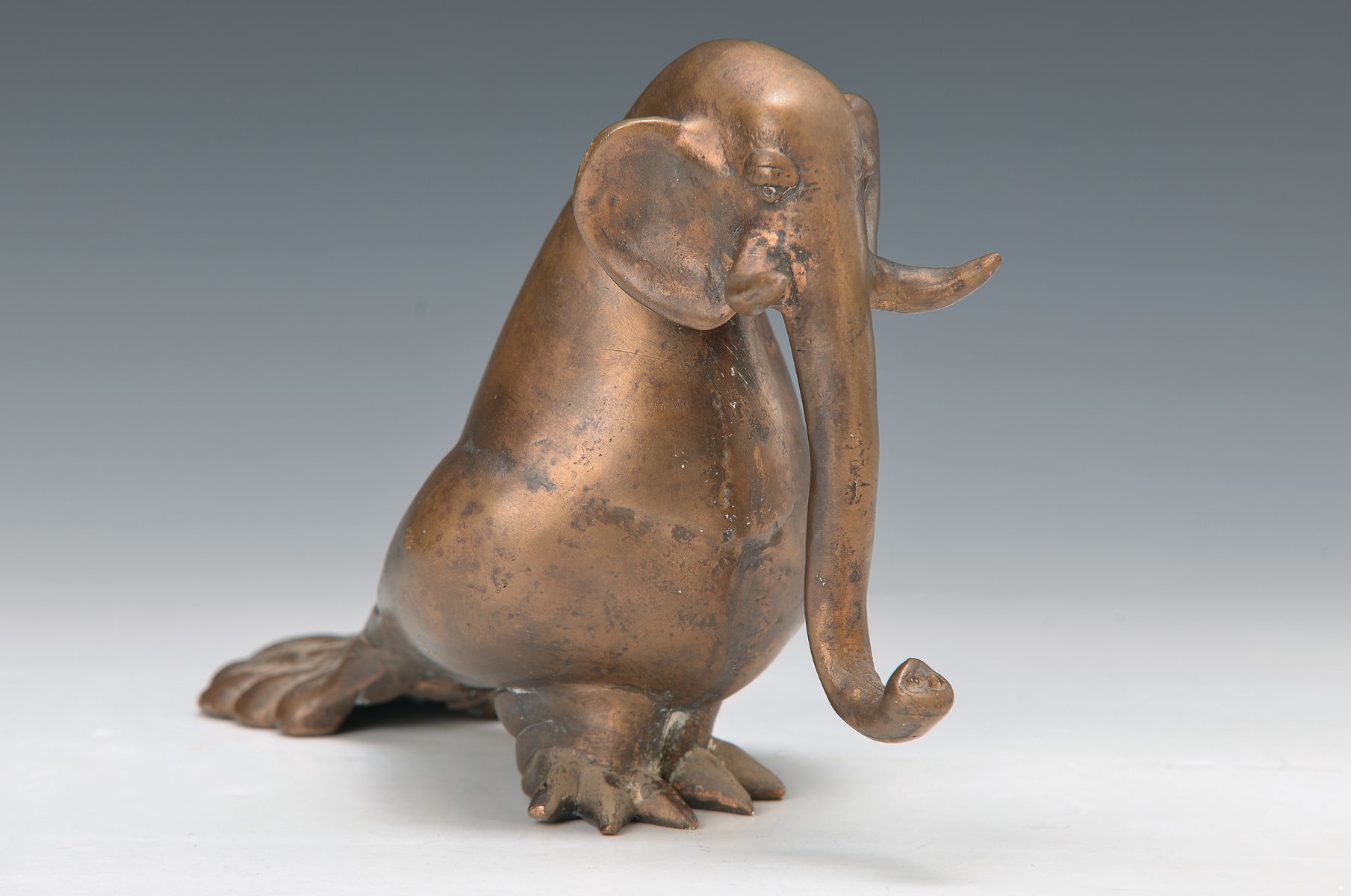 Gernot Rumpf, geb. 1941 Kaiserslautern, Bronzeskulptur, Mischwesen: Elefantentaube, am Boden signiert, ca. 17 x 24 x x 10 cm