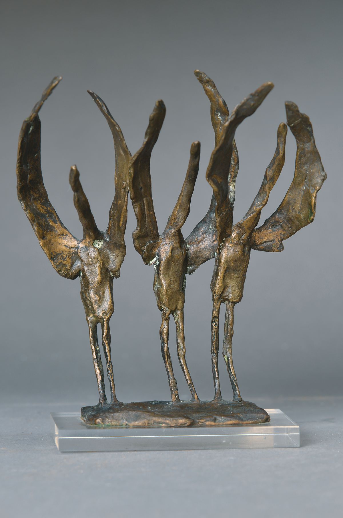 Unbekannter zeitgenössischer Künstler, drei Vogelmenschen, bez.: 9 v. 25, H. ca. 16cm