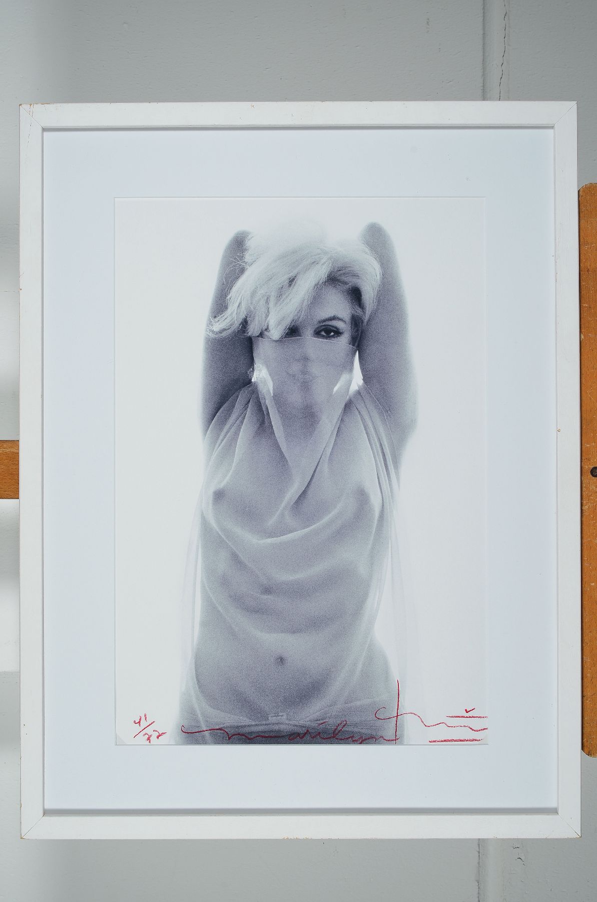Detail a: Bert Stern, 1929 - 2013, Marilyn Arabian, Iris-Print, Aufnahme von 1962, handsigniert, num. 41/72, zusätzlich mit Echtheitszertifikat, Blattgr. 48 x ...