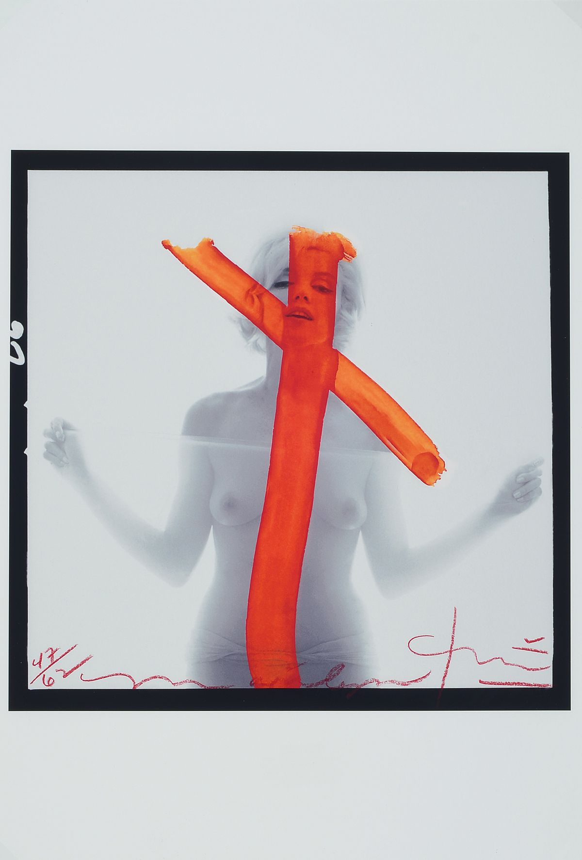 Bert Stern, 1929 - 2013, Marilyn Crucifix II, Iris-Print, handsigniert, num. 47/62, Aufnahme aus 1962, Blattgr. 48 x 33 cm, Unter Glas, Rahmen, ca. ...