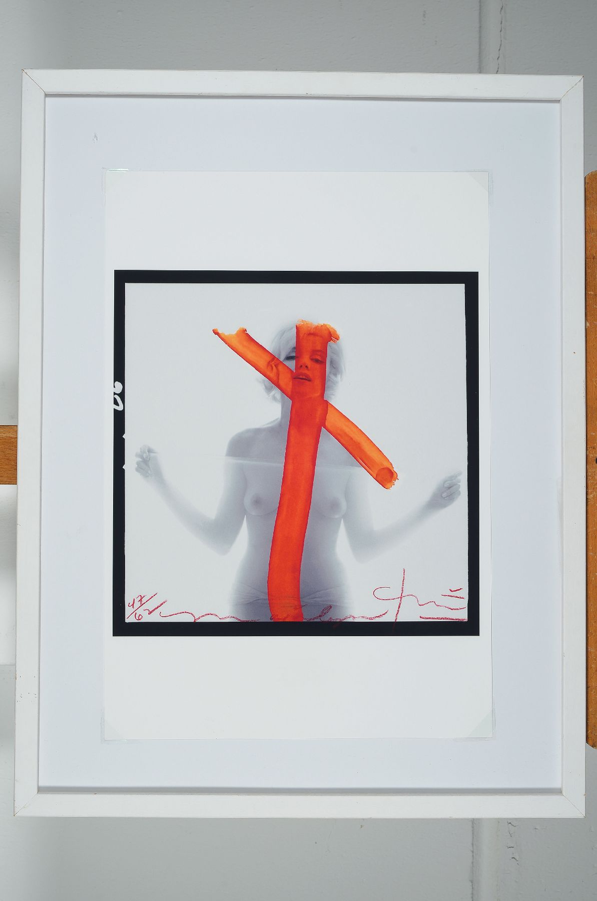 Detail a: Bert Stern, 1929 - 2013, Marilyn Crucifix II, Iris-Print, handsigniert, num. 47/62, Aufnahme aus 1962, Blattgr. 48 x 33 cm, Unter Glas, Rahmen, ca. ...