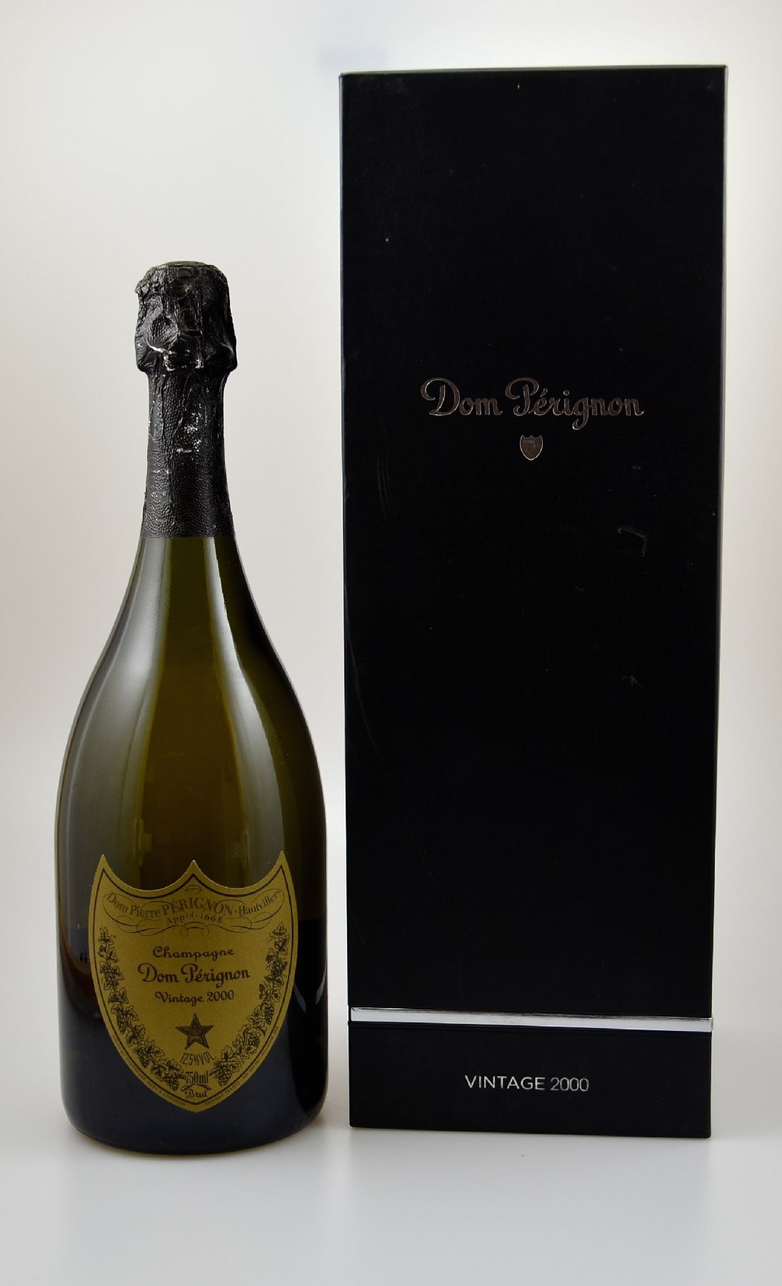 Detail a: 1 Flasche 2000er Dom Perignon, Brut, 75 cl, 12,5 % Vol., Abstand zwischen Flaschenboden und Champagner: ca. 0,5 cm, hervorragender Erhaltungszustand, ...