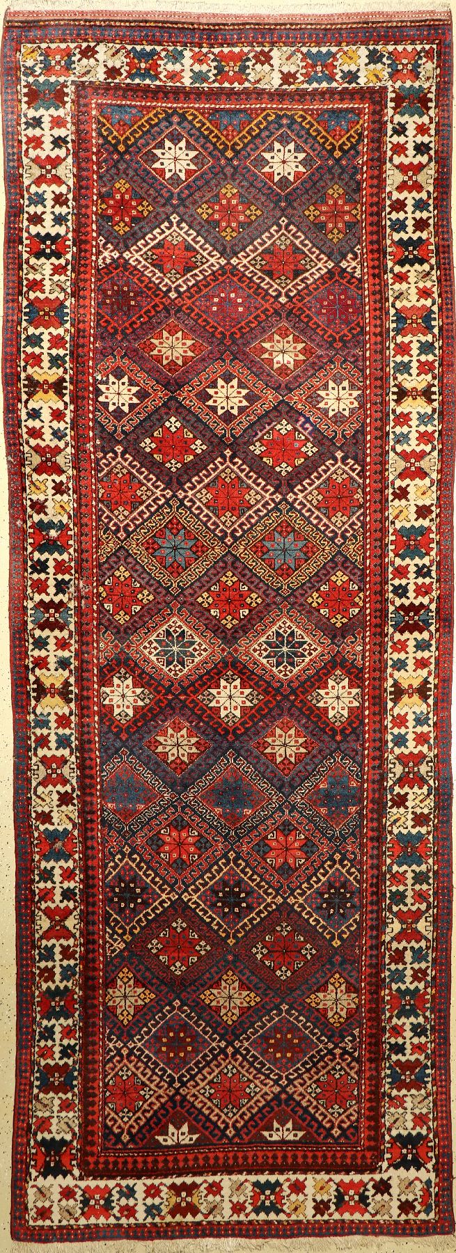 Kurdischer Teppich antik, Persien, um 1920,Wolle auf Baumwolle, ca. 393 x 139 cm, EHZ: 4 (Mottenfraß)