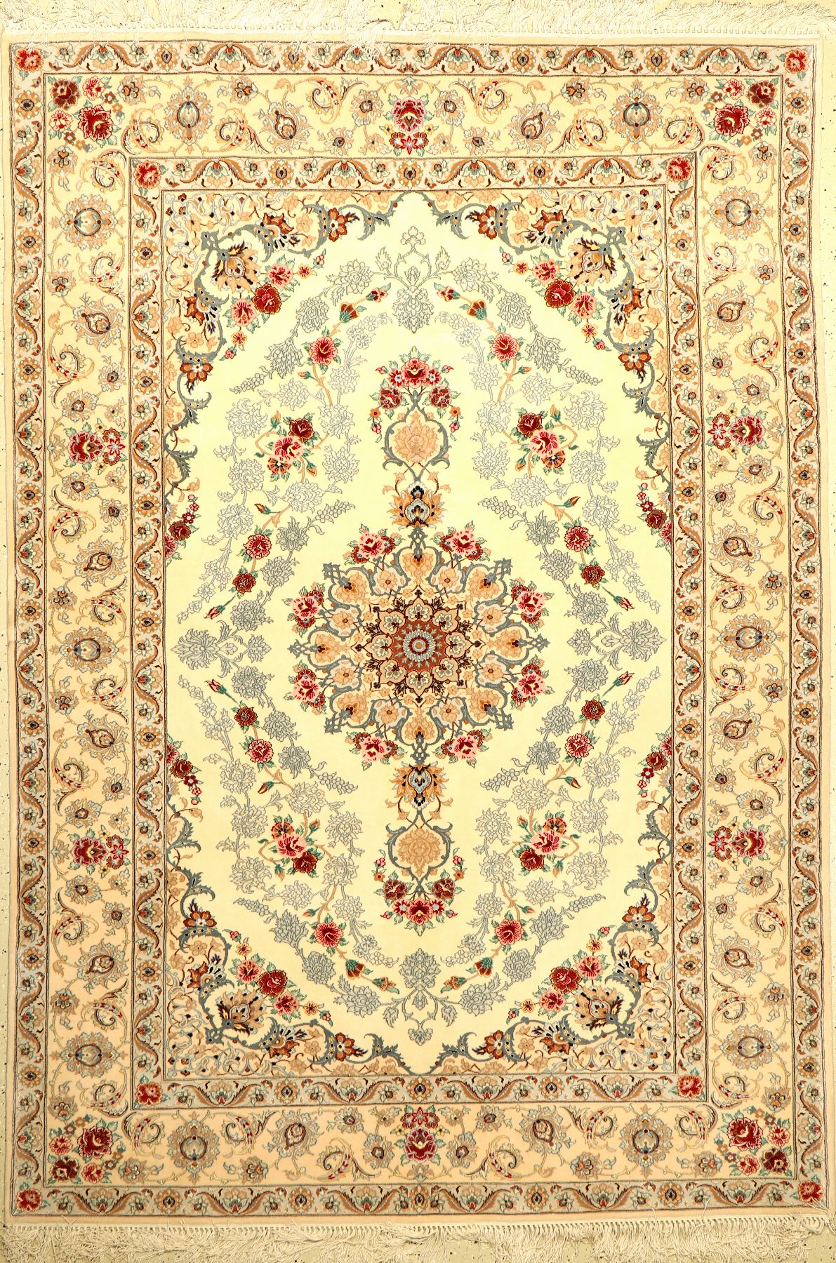 Esfahan fein, Persien, ca. 20 Jahre, Korkwolle mit und auf Seide, ca. 226 x 160 cm,EHZ: 1-2 (fachkundig gereinigt). Dekorativ