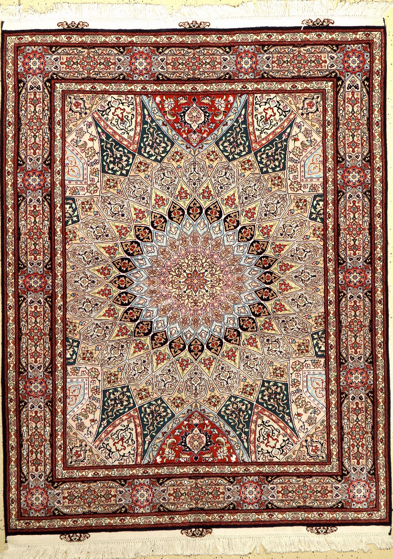 Täbriz fein (50 RAJ), Persien, ca. 20 Jahre, Korkwolle mit Seide, ca. 194 x 150 cm, EHZ: 1-2 (fachkundig gereinigt), hochwertig, dekorativ.