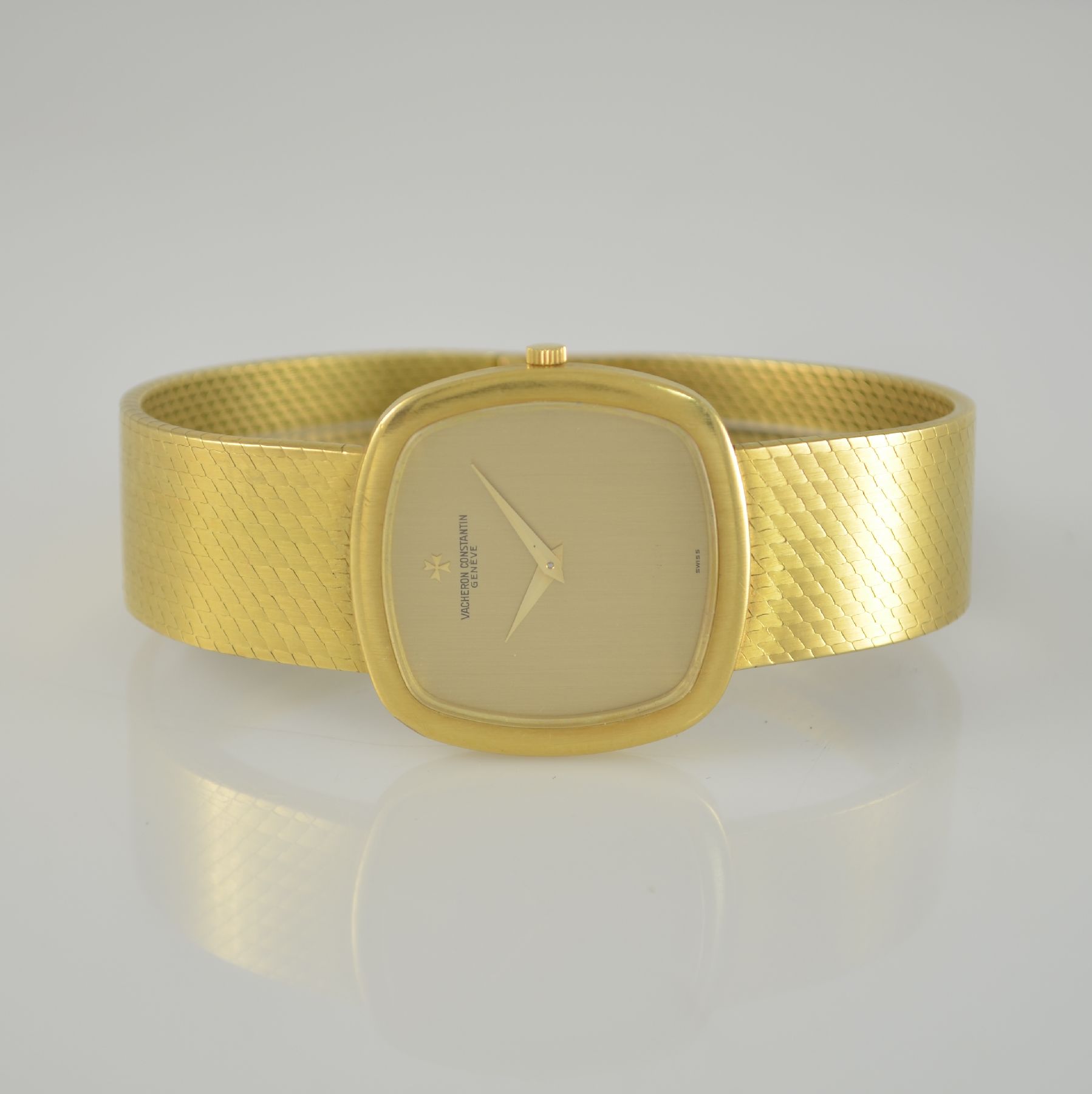 VACHERON CONSTANTIN Herren-Goldbanduhr in GG 750/000, Schweiz um 1970, Handaufzug, 4-fach verschr. Geh. Ref. 2099 P, integr. Milanaise-band, gold. ...