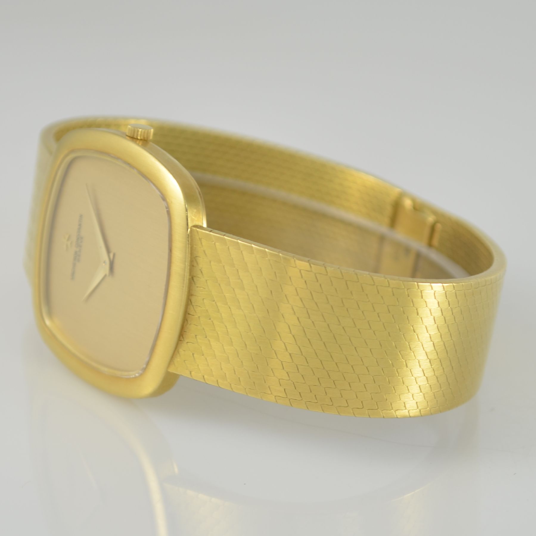 Detail d: VACHERON CONSTANTIN Herren-Goldbanduhr in GG 750/000, Schweiz um 1970, Handaufzug, 4-fach verschr. Geh. Ref. 2099 P, integr. Milanaise-band, gold. ...