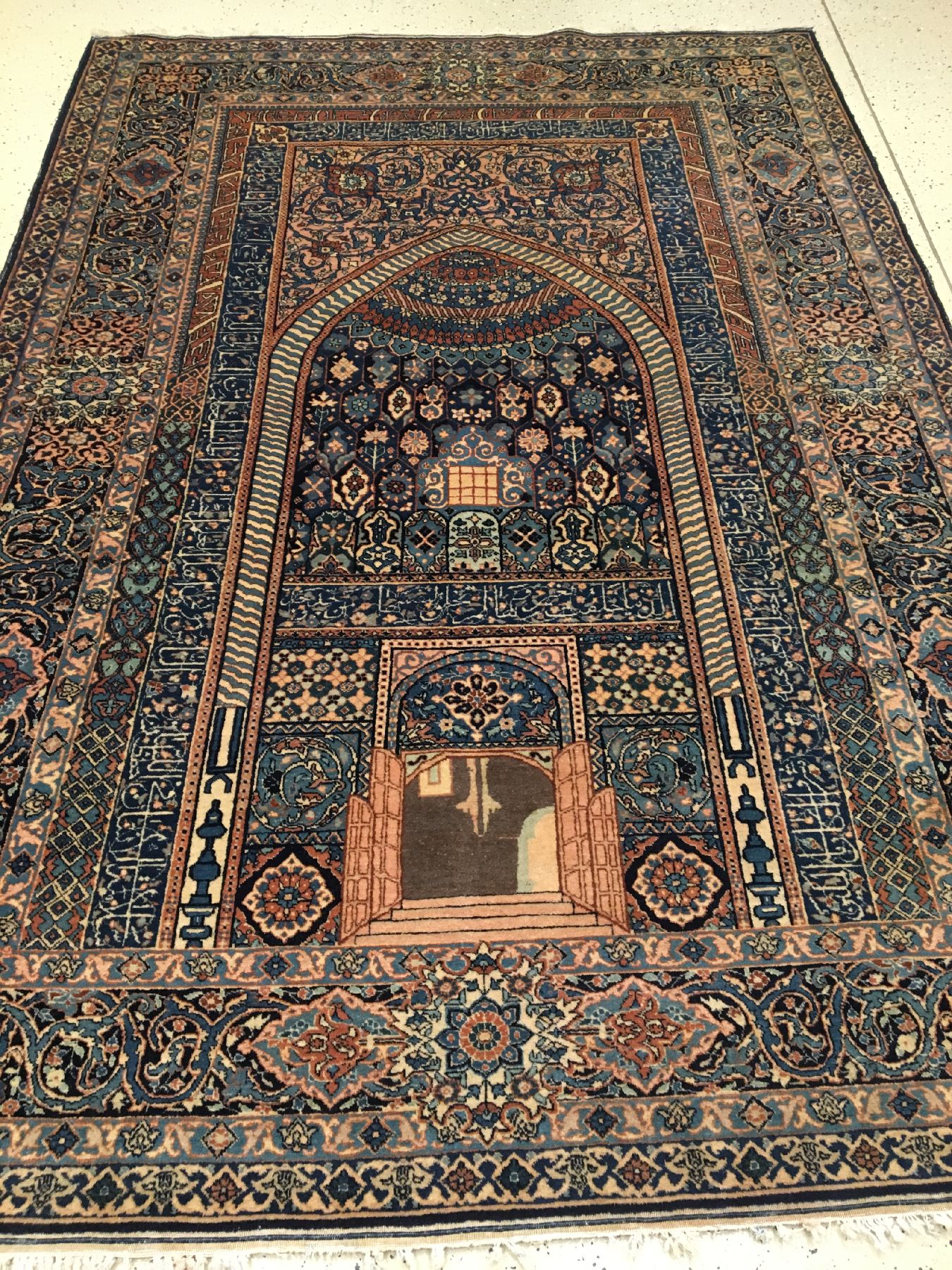Detail a: Feiner Kerman antik (Jameh Moschee), Südpersien, um 1900, Wolle geknüpft auf weißenund blauen Baumwollkettfäden. Seltener Teppichmit Koran ...