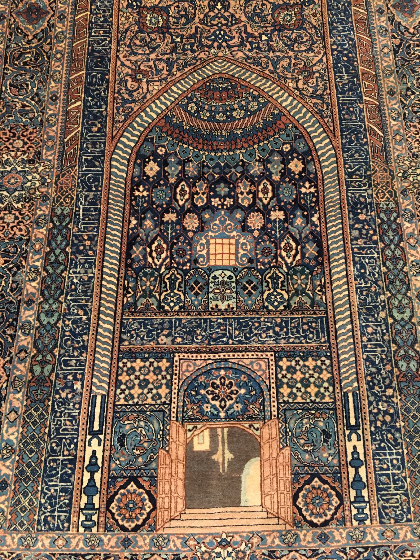 Detail b: Feiner Kerman antik (Jameh Moschee), Südpersien, um 1900, Wolle geknüpft auf weißenund blauen Baumwollkettfäden. Seltener Teppichmit Koran ...