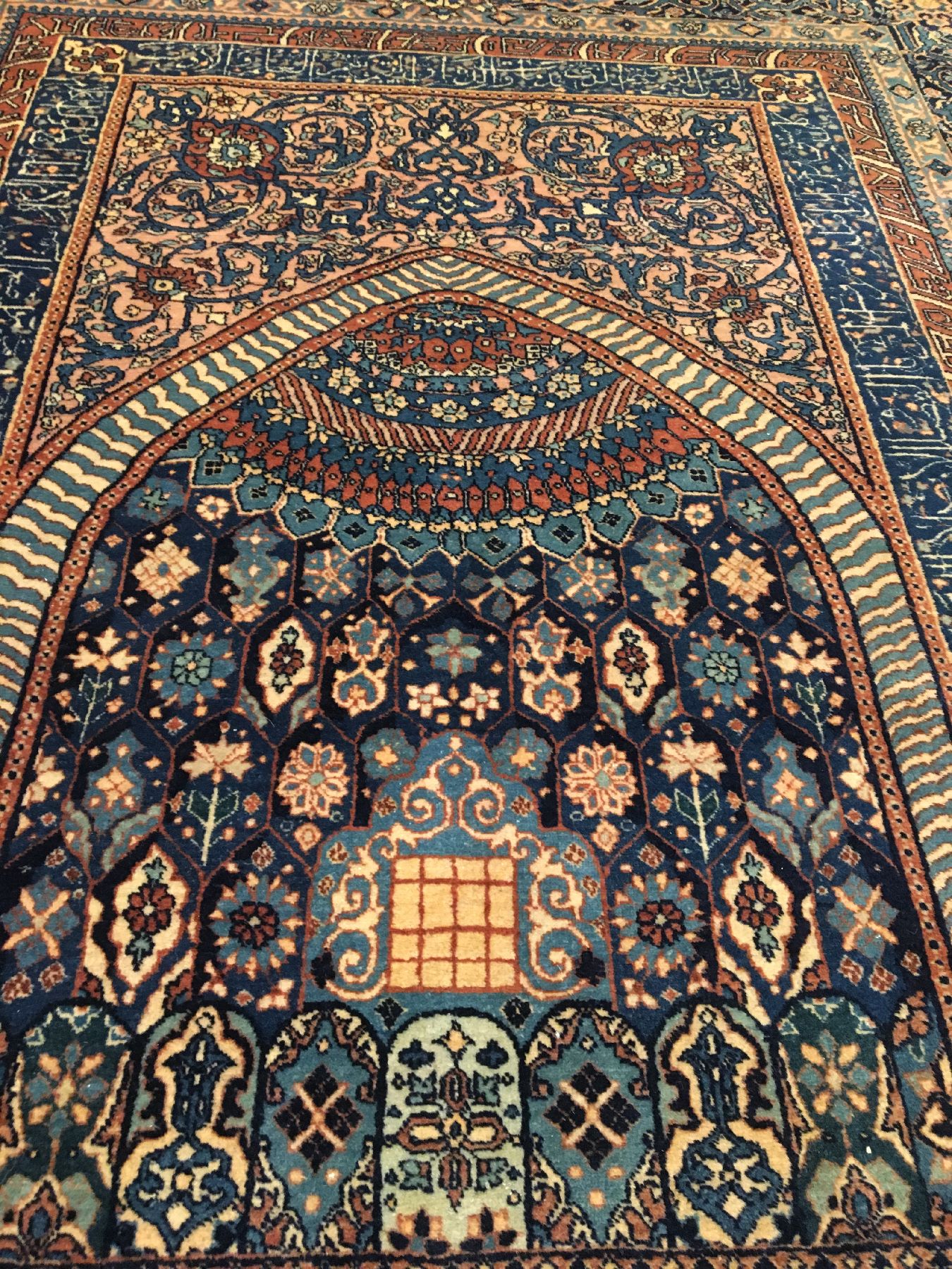 Detail c: Feiner Kerman antik (Jameh Moschee), Südpersien, um 1900, Wolle geknüpft auf weißenund blauen Baumwollkettfäden. Seltener Teppichmit Koran ...