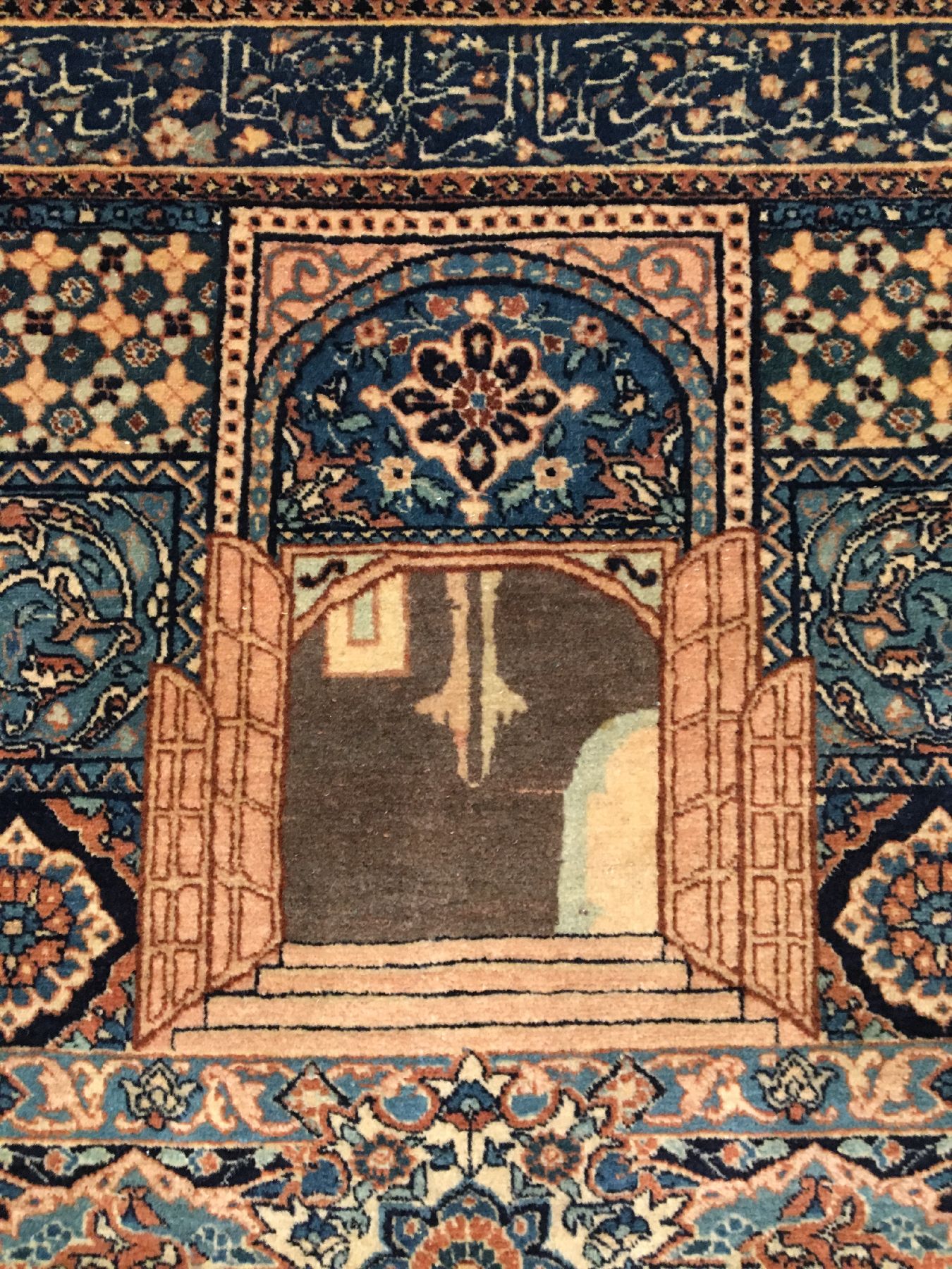 Detail d: Feiner Kerman antik (Jameh Moschee), Südpersien, um 1900, Wolle geknüpft auf weißenund blauen Baumwollkettfäden. Seltener Teppichmit Koran ...