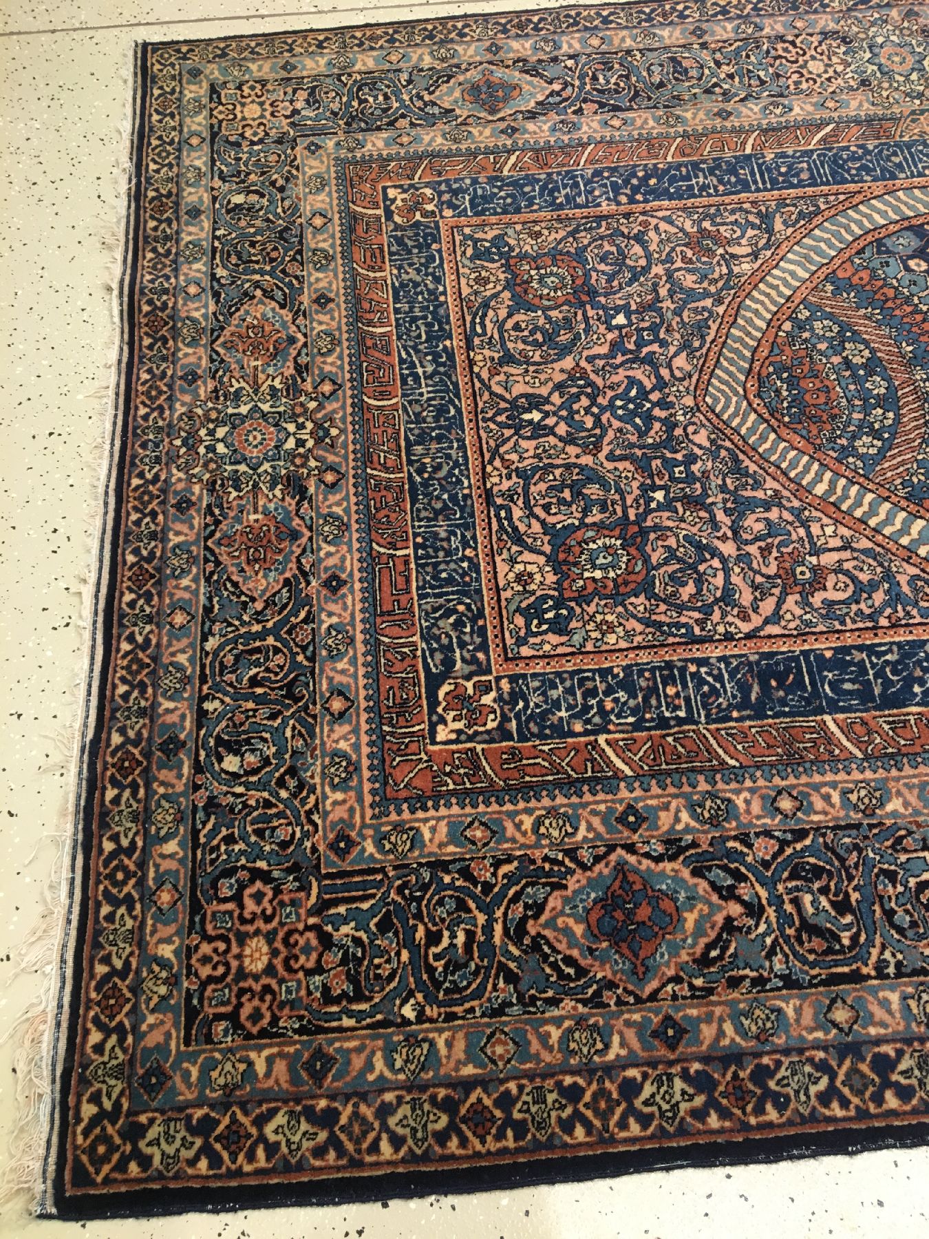 Detail e: Feiner Kerman antik (Jameh Moschee), Südpersien, um 1900, Wolle geknüpft auf weißenund blauen Baumwollkettfäden. Seltener Teppichmit Koran ...