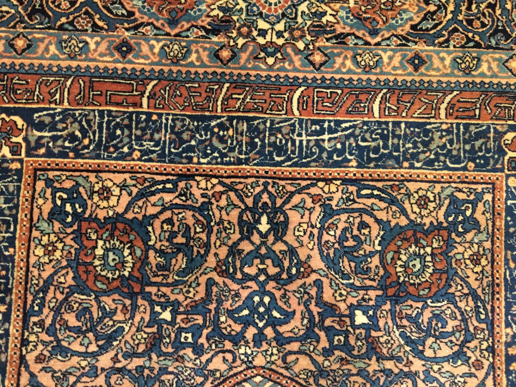 Detail f: Feiner Kerman antik (Jameh Moschee), Südpersien, um 1900, Wolle geknüpft auf weißenund blauen Baumwollkettfäden. Seltener Teppichmit Koran ...