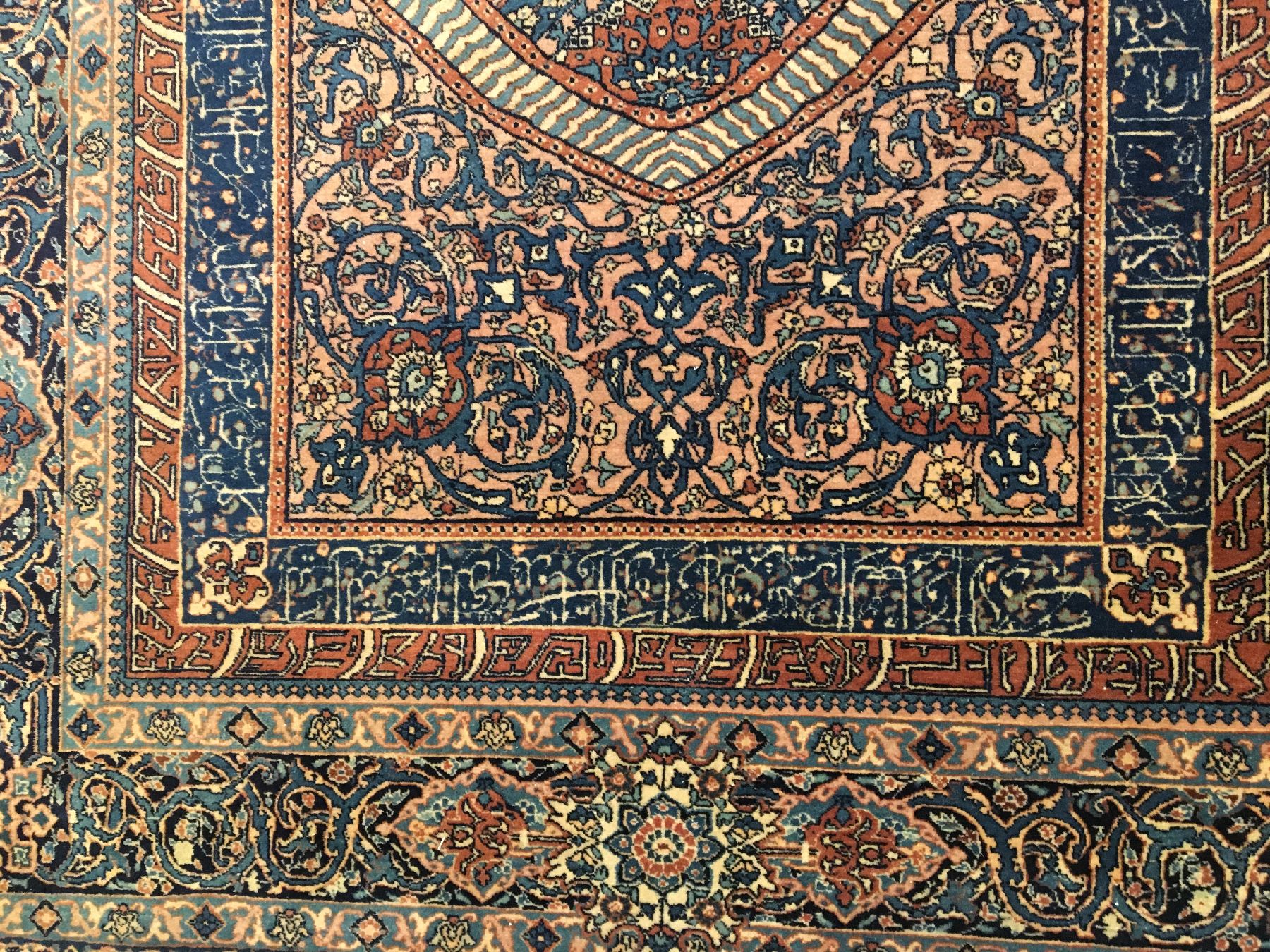 Detail g: Feiner Kerman antik (Jameh Moschee), Südpersien, um 1900, Wolle geknüpft auf weißenund blauen Baumwollkettfäden. Seltener Teppichmit Koran ...