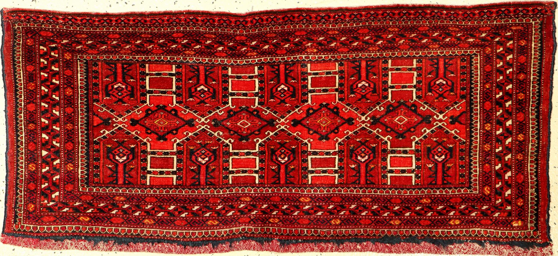 Tekke "Jollar" antik, Turkmenistan, 19.Jhd., Wolle mit gelben Seiden-Highlights geknüpft auf Wolle. Breites Format, ausdrucksstarke ...