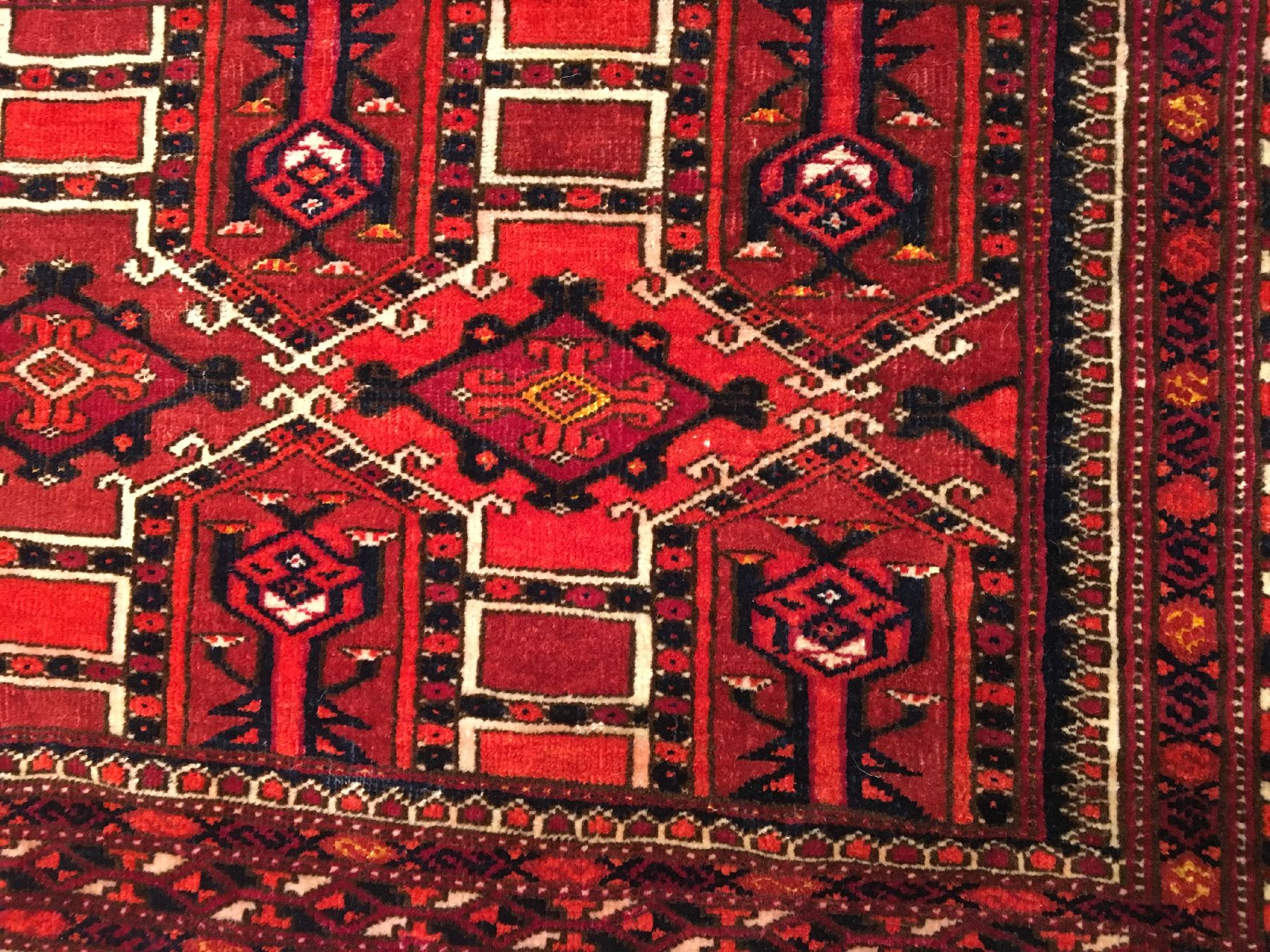 Detail b: Tekke "Jollar" antik, Turkmenistan, 19.Jhd., Wolle mit gelben Seiden-Highlights geknüpft auf Wolle. Breites Format, ausdrucksstarke ...