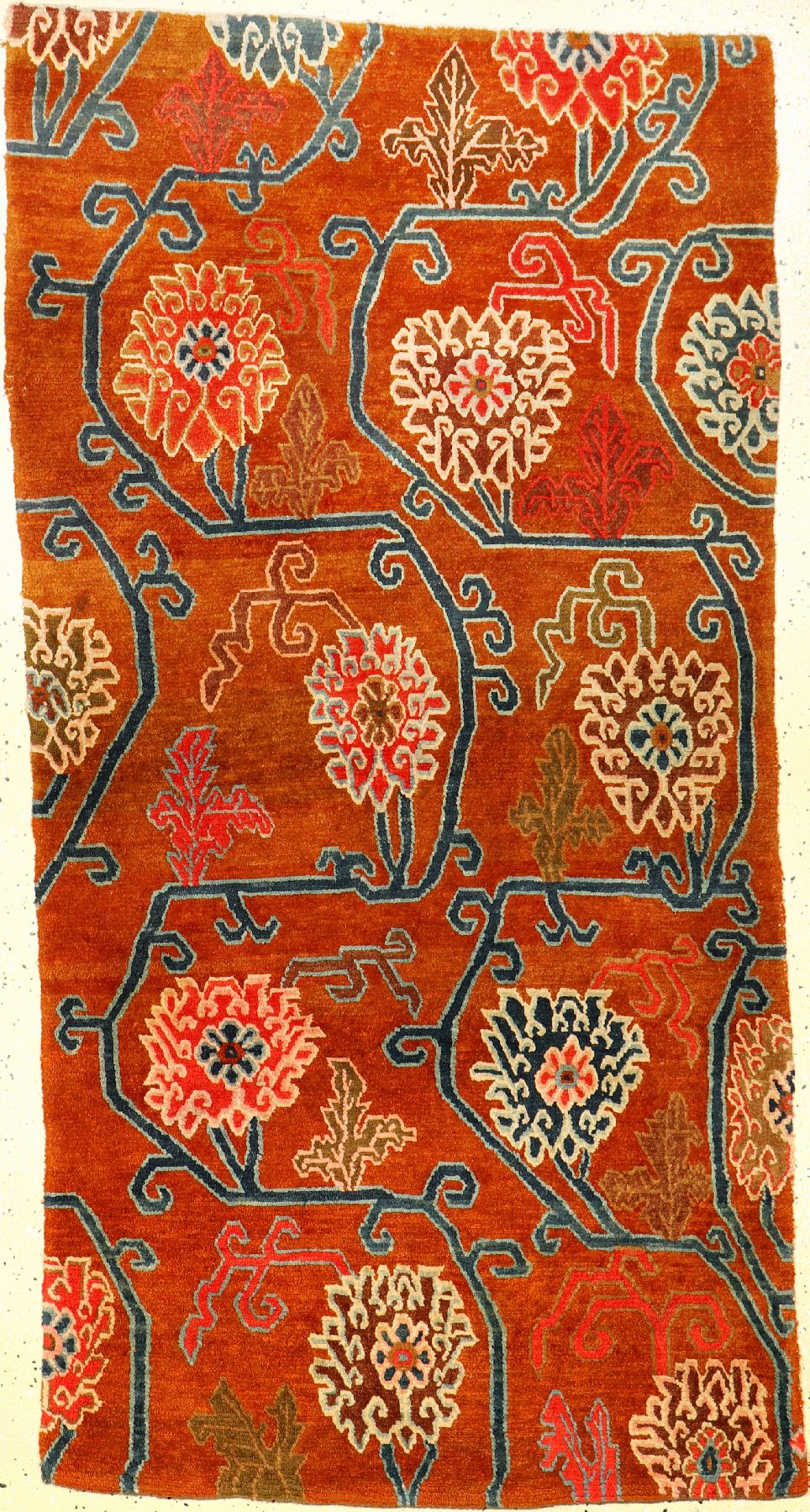 Schigatse "Khaden" alt (Lotus-Ming Design), Südtibet, um 1920, Wolle geknüpft auf Wolle. Dekorativer Schlafteppich der tibeter mit Lotus ...
