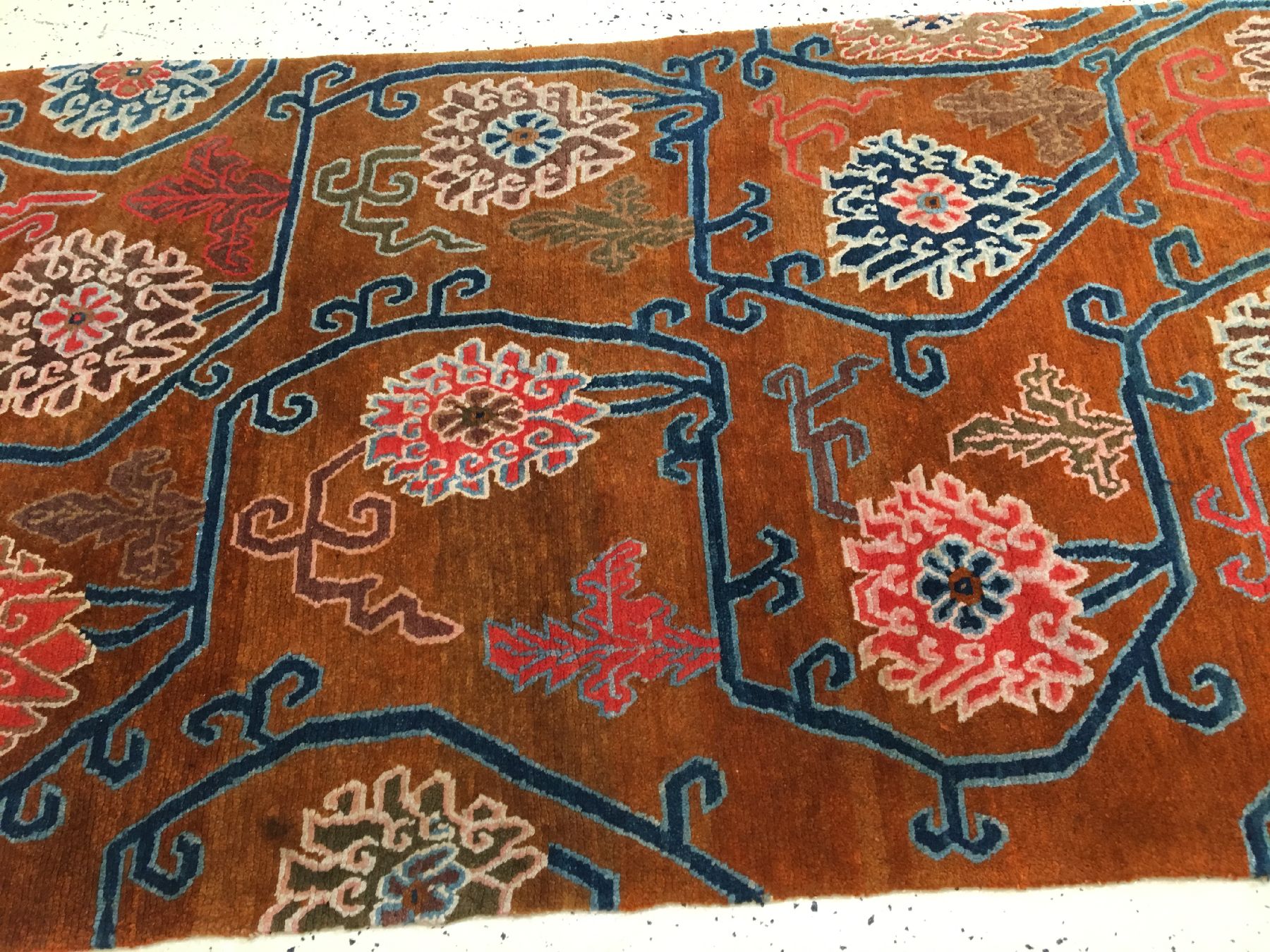 Detail e: Schigatse "Khaden" alt (Lotus-Ming Design), Südtibet, um 1920, Wolle geknüpft auf Wolle. Dekorativer Schlafteppich der tibeter mit Lotus ...
