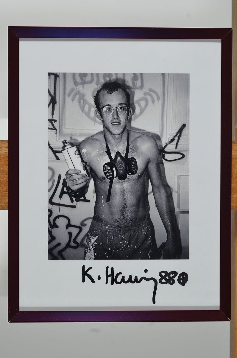 Detail k: Keith Haring, 1958 Reading-1990 New York City, Foto vom Künstler, handsigniert und datiert (19)88, Pop Shop Soho, NYC, ca. 13.5x10.5cm/21x16cm, ...