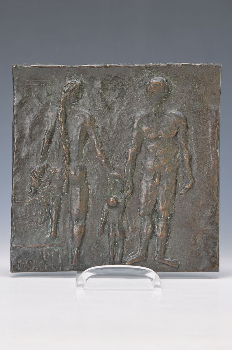 Franz Werner Müller-Steinfurth, 1952-2017, Bildhauer in Speyer, Bronzerelief, Eltern mit Kind, links unten monogrammiert MS, ca. 24x24cm