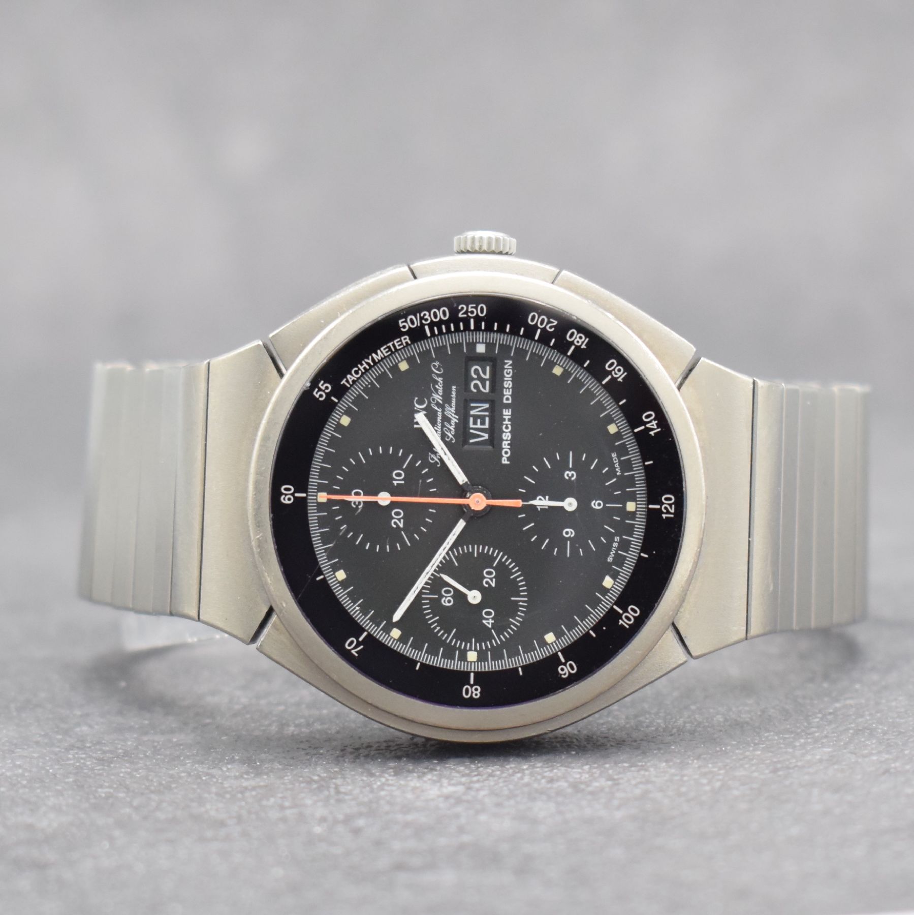 IWC Porsche Design Ref. 3702 Herrenarmbanduhr mit Chronograph in Titan, Schweiz um 1985, Automatik, verschr. Geh. m. integr. Band, Mineralglas m. ...