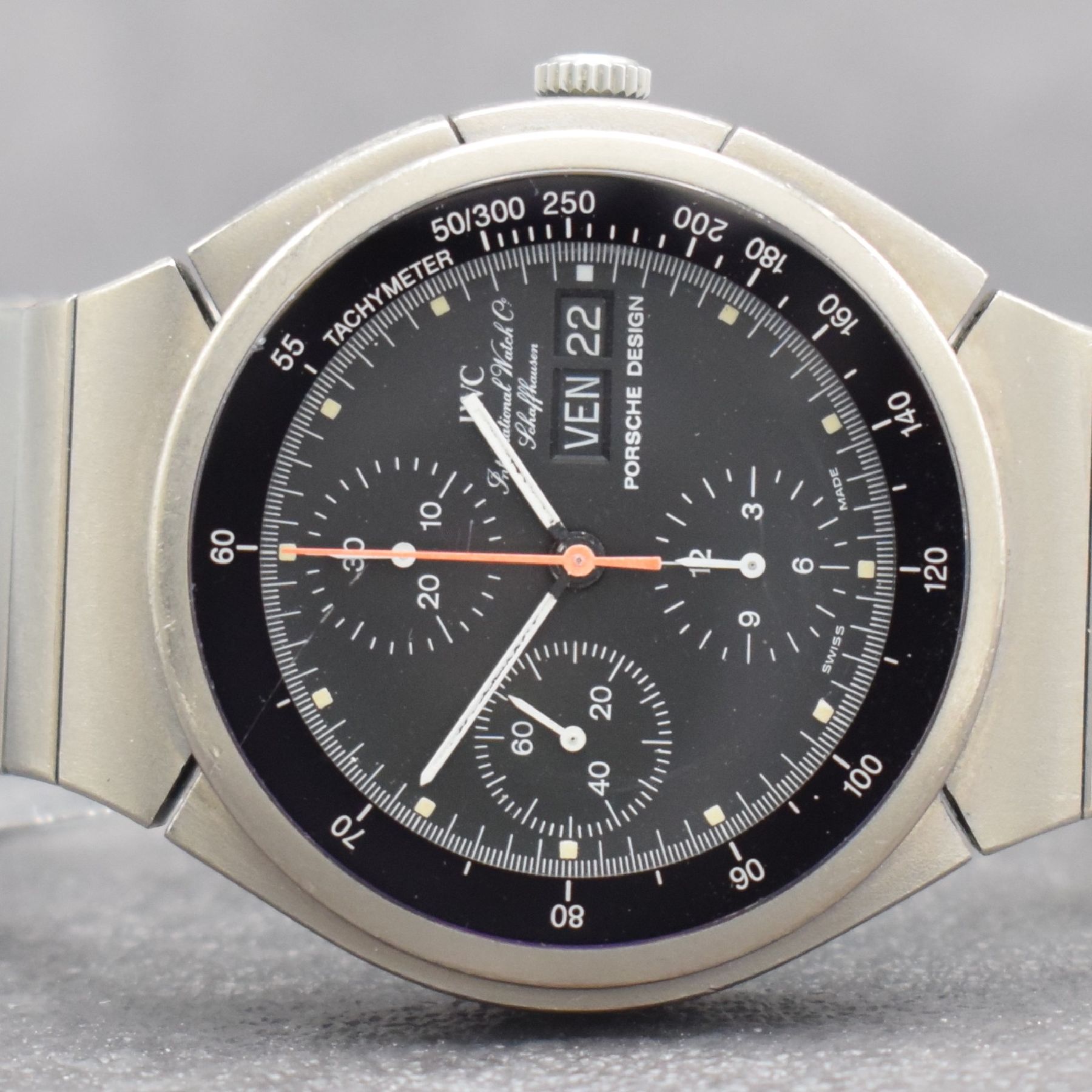 Detail a: IWC Porsche Design Ref. 3702 Herrenarmbanduhr mit Chronograph in Titan, Schweiz um 1985, Automatik, verschr. Geh. m. integr. Band, Mineralglas m. ...