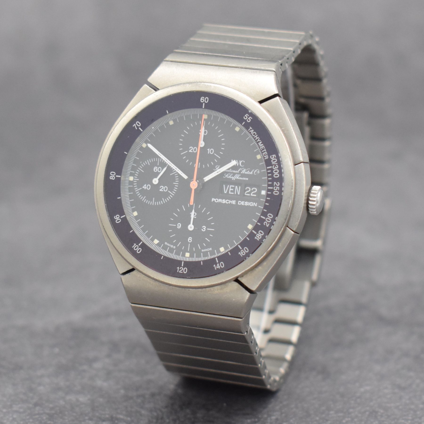 Detail b: IWC Porsche Design Ref. 3702 Herrenarmbanduhr mit Chronograph in Titan, Schweiz um 1985, Automatik, verschr. Geh. m. integr. Band, Mineralglas m. ...