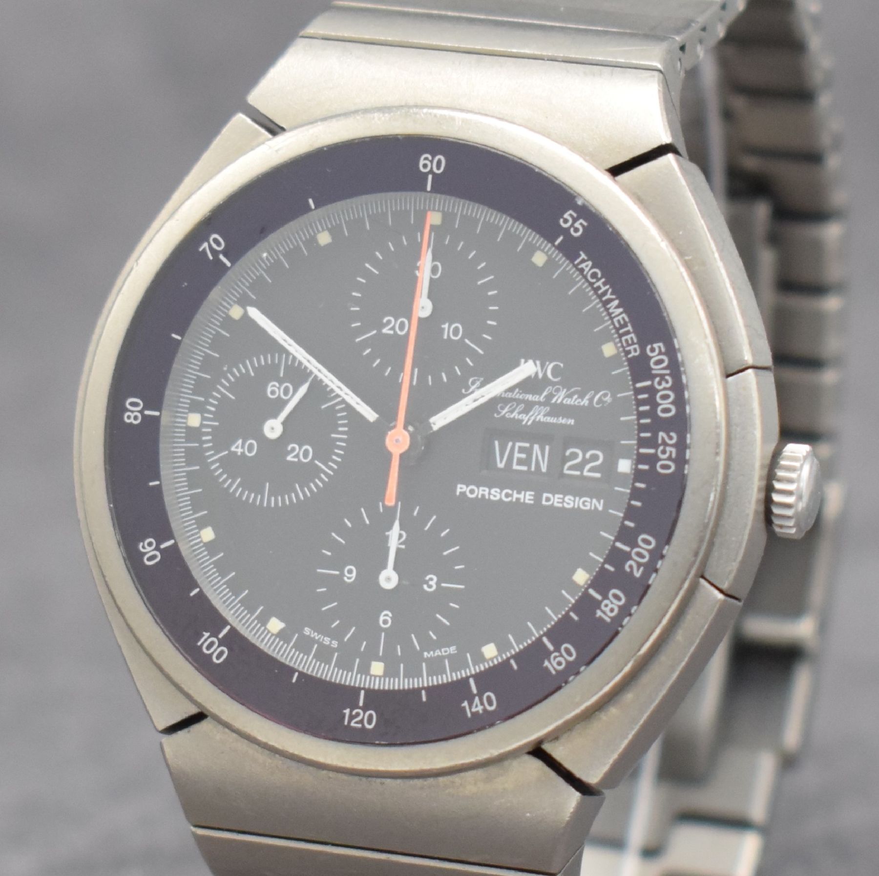 Detail c: IWC Porsche Design Ref. 3702 Herrenarmbanduhr mit Chronograph in Titan, Schweiz um 1985, Automatik, verschr. Geh. m. integr. Band, Mineralglas m. ...