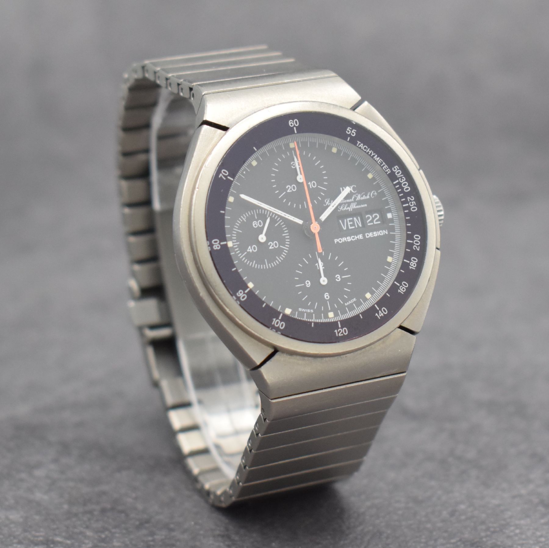 Detail d: IWC Porsche Design Ref. 3702 Herrenarmbanduhr mit Chronograph in Titan, Schweiz um 1985, Automatik, verschr. Geh. m. integr. Band, Mineralglas m. ...