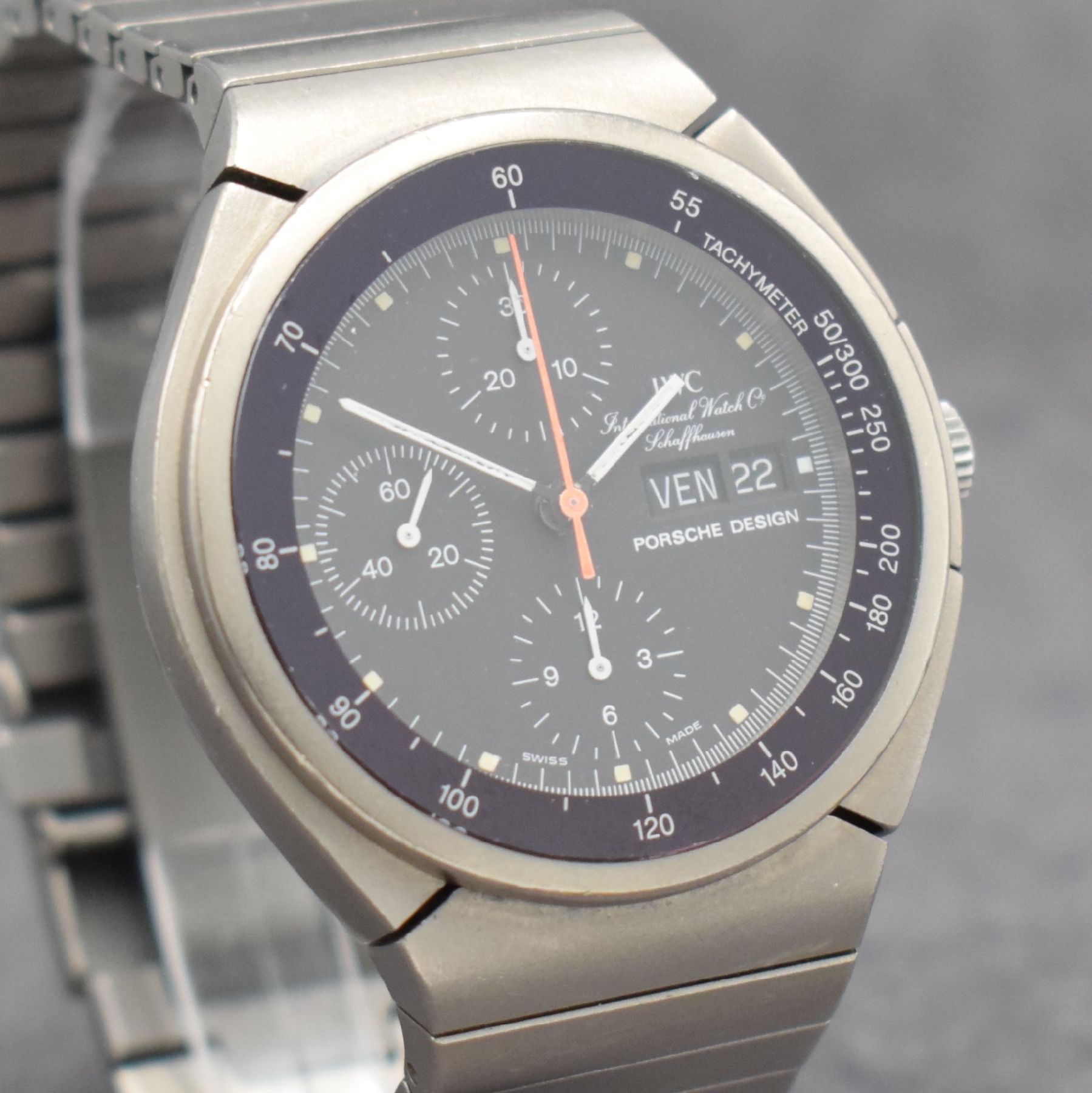 Detail e: IWC Porsche Design Ref. 3702 Herrenarmbanduhr mit Chronograph in Titan, Schweiz um 1985, Automatik, verschr. Geh. m. integr. Band, Mineralglas m. ...