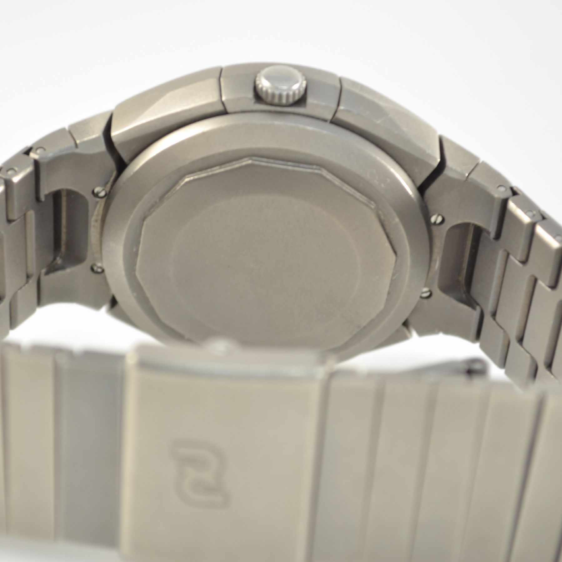 Detail f: IWC Porsche Design Ref. 3702 Herrenarmbanduhr mit Chronograph in Titan, Schweiz um 1985, Automatik, verschr. Geh. m. integr. Band, Mineralglas m. ...