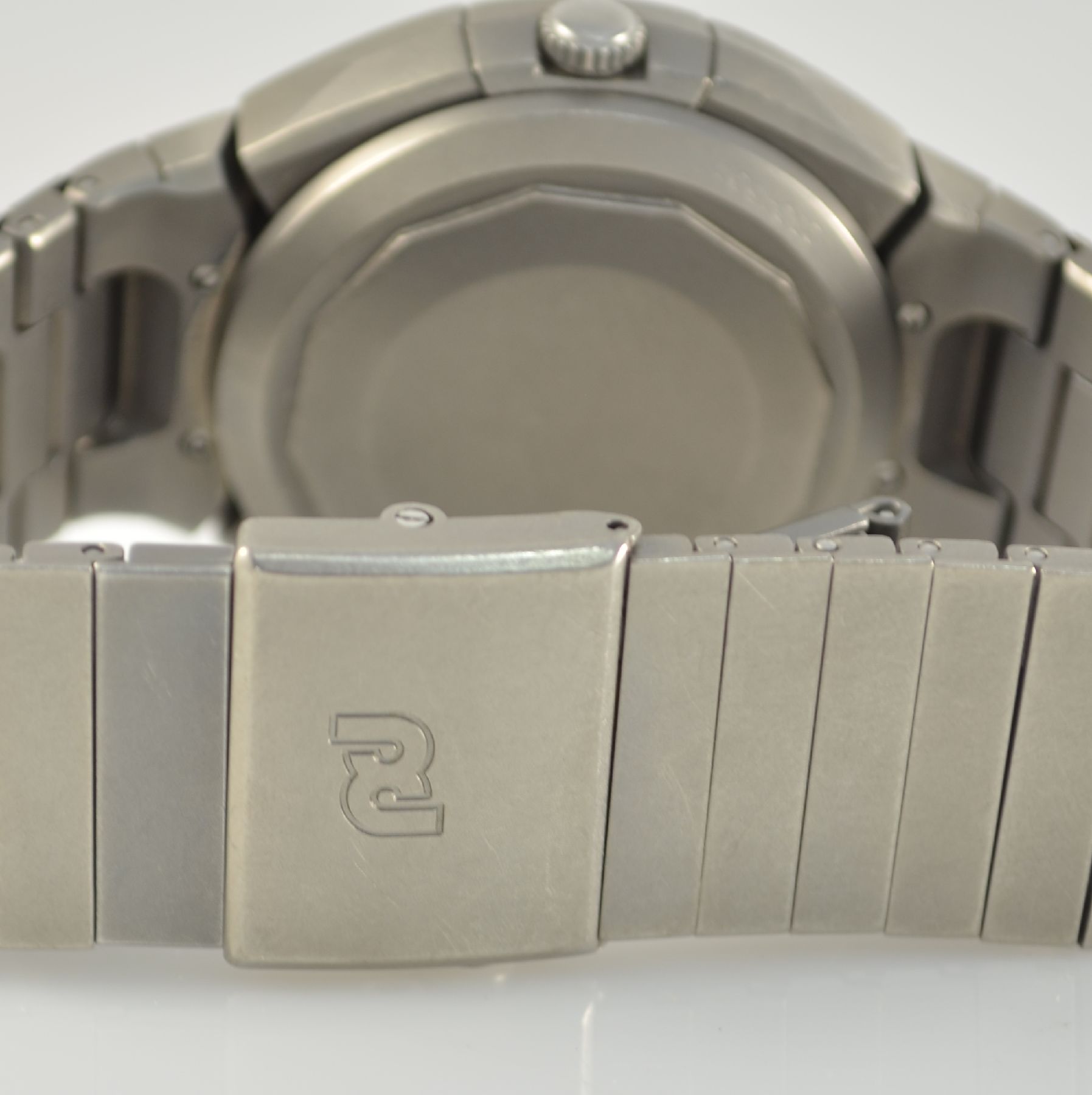 Detail g: IWC Porsche Design Ref. 3702 Herrenarmbanduhr mit Chronograph in Titan, Schweiz um 1985, Automatik, verschr. Geh. m. integr. Band, Mineralglas m. ...