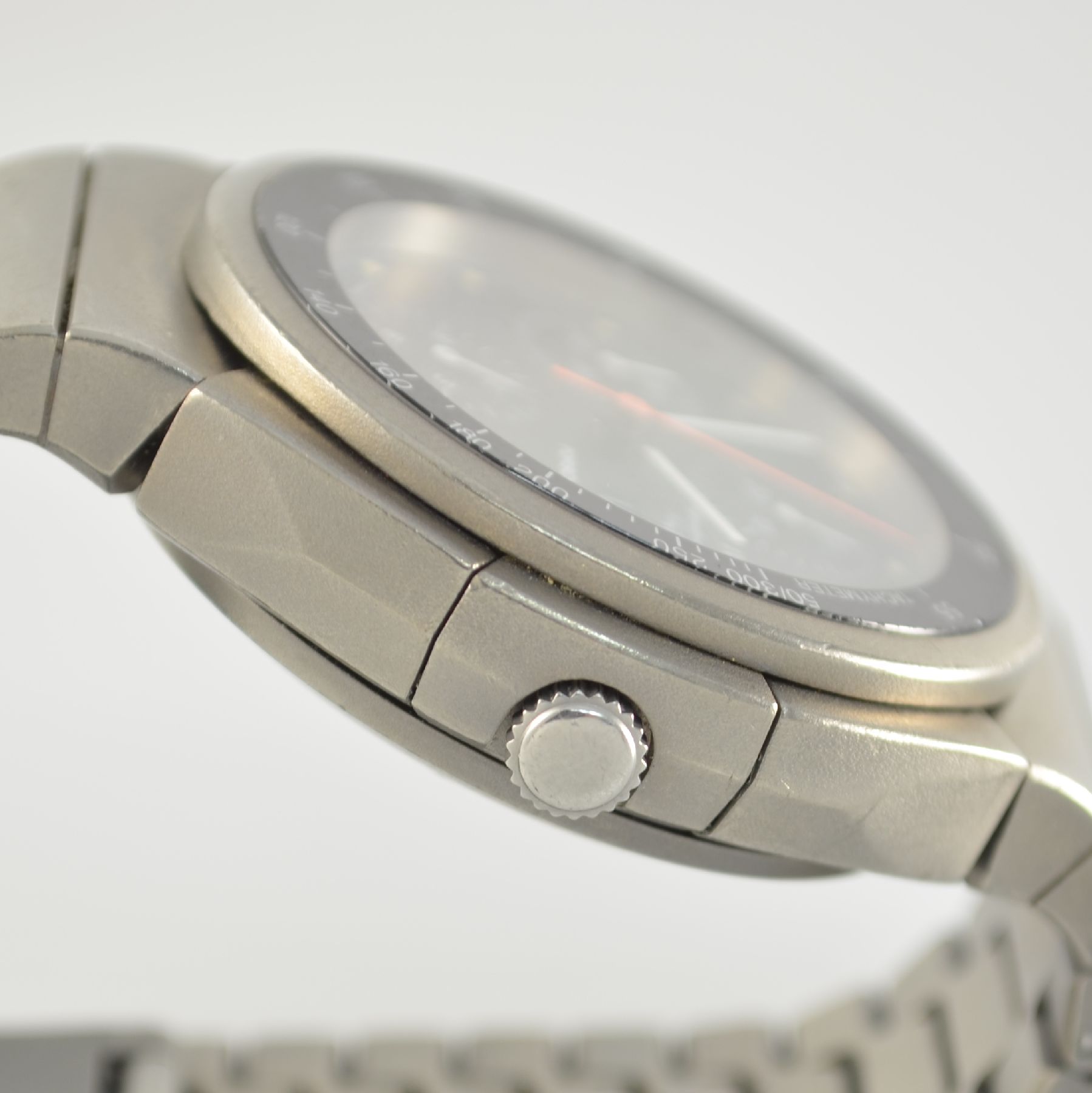 Detail h: IWC Porsche Design Ref. 3702 Herrenarmbanduhr mit Chronograph in Titan, Schweiz um 1985, Automatik, verschr. Geh. m. integr. Band, Mineralglas m. ...