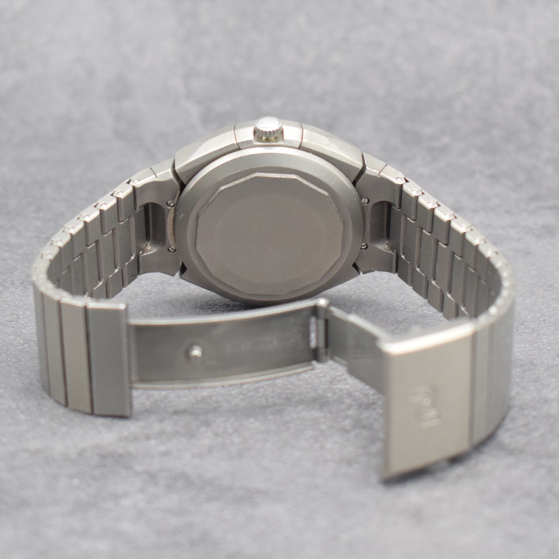 Detail i: IWC Porsche Design Ref. 3702 Herrenarmbanduhr mit Chronograph in Titan, Schweiz um 1985, Automatik, verschr. Geh. m. integr. Band, Mineralglas m. ...