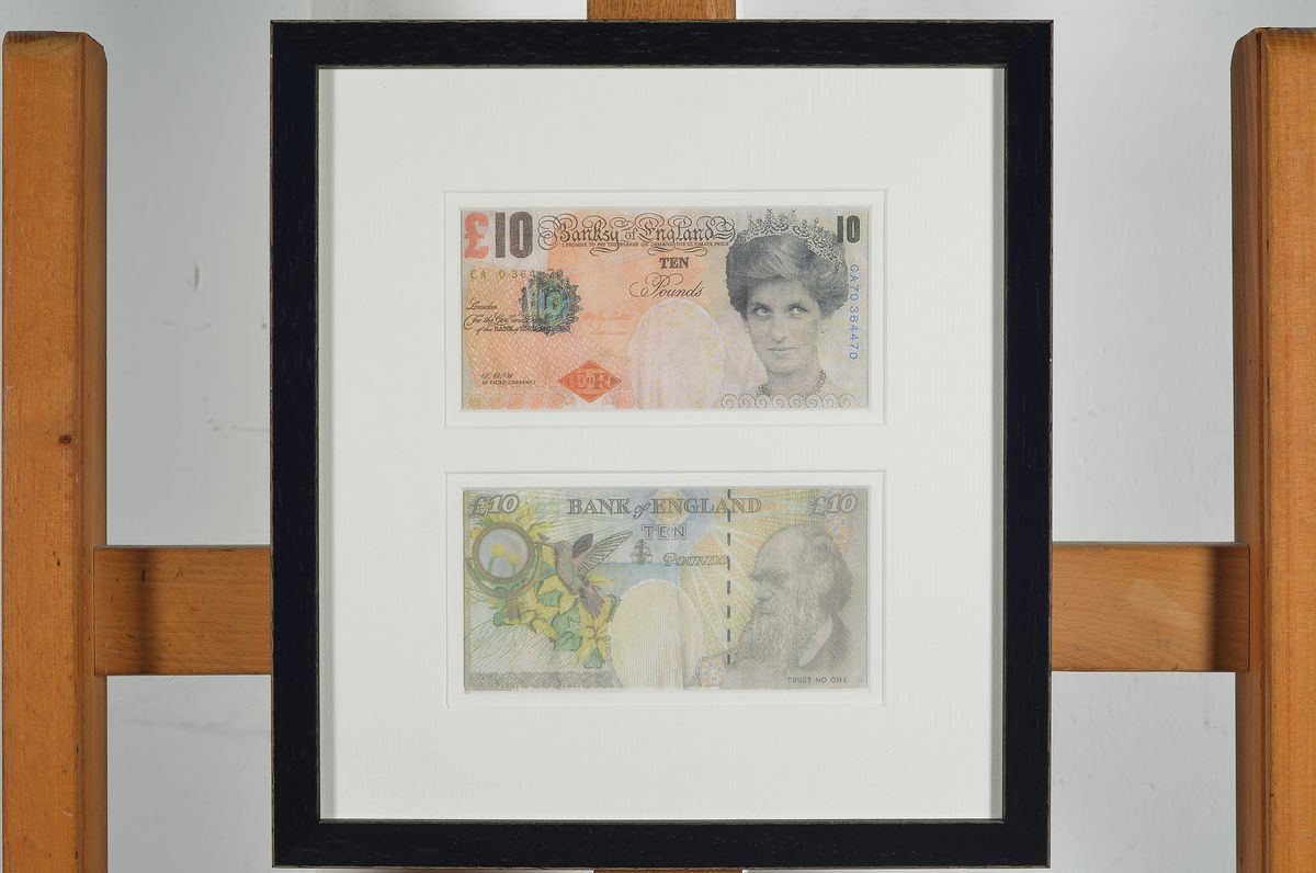 Detail k: Banksy, zeitgenössischer britischer Künstler, zwei Stück der difaced tenners, Multiples, in beidseitig verglastem Rahmen, außen ca. 28.5x26cm