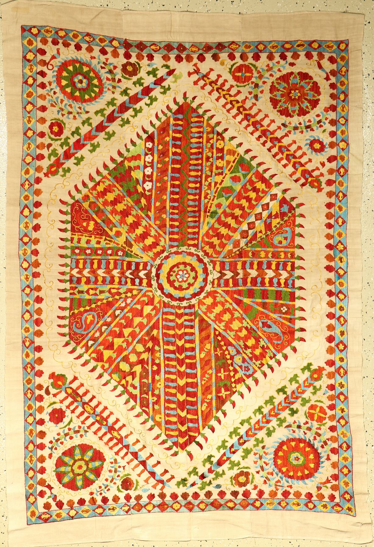 Susani (Großmedaillon Design), Buchara, Usbekistan, ca. 20-30 Jahre alt, Seide/Baumwolle, ca. 185 x 124 cm, EHZ: 2. Dekorativ