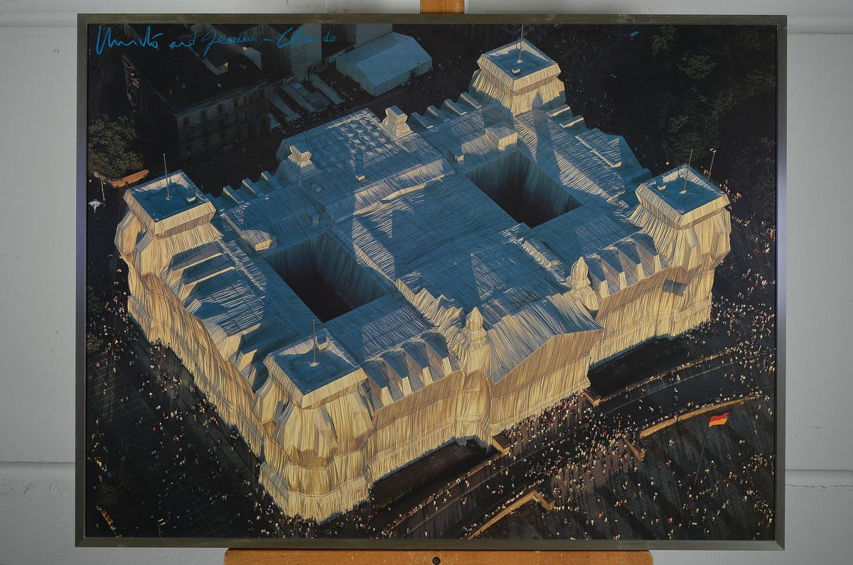 Detail k: Christo und Jeanne-Claude, Der verhüllte Reichstag, Farboffset, handsign. von beiden Künstlern, unter Glas gerahmt, gesamt ca. 62x81,5 cm