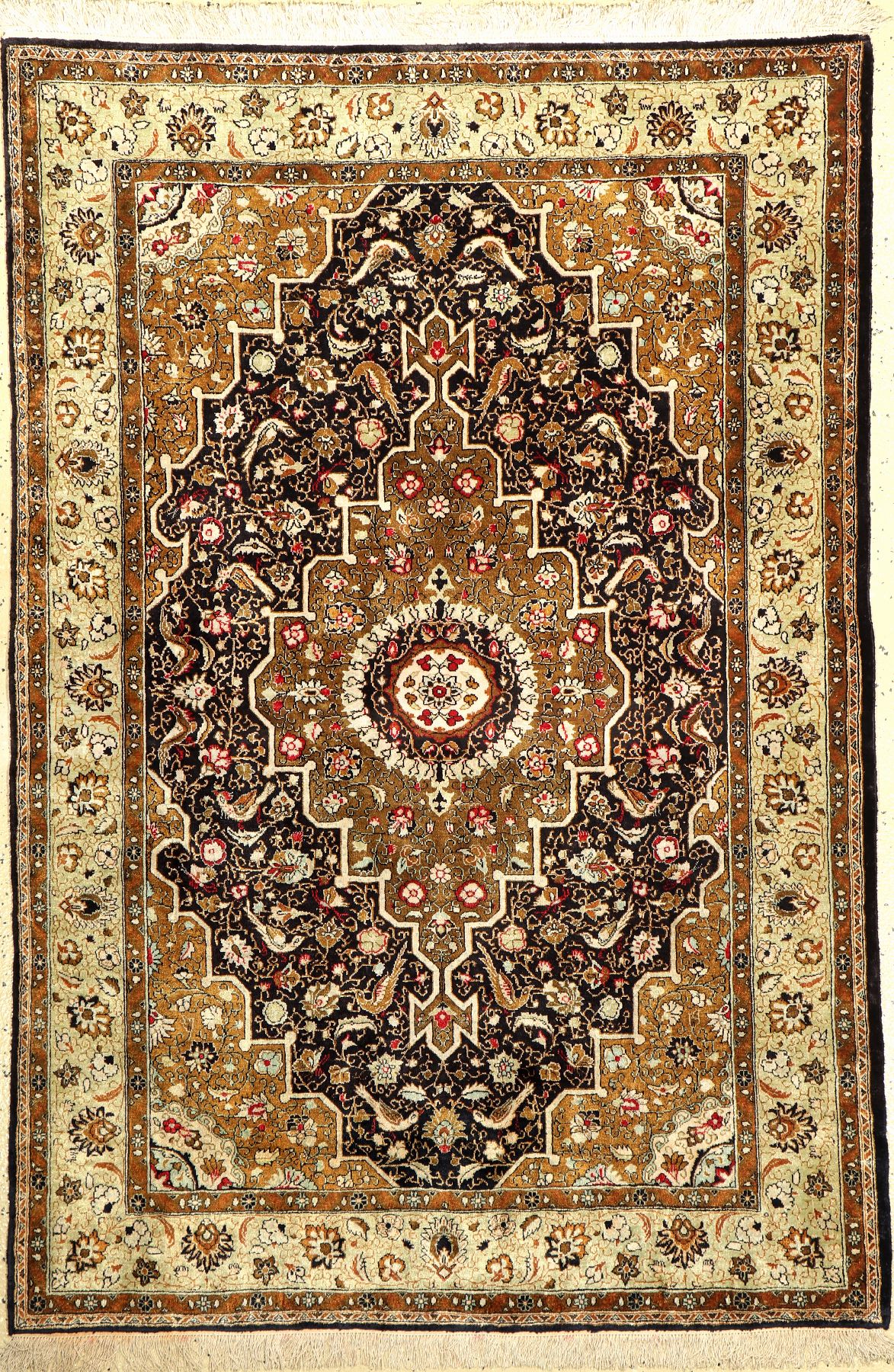 Seiden Ghom alt, Persien, ca. 40 Jahre, reine Naturseide, ca. 159 x 108 cm, EHZ: 2 (fachkundig gereinigt). Dekorativ.