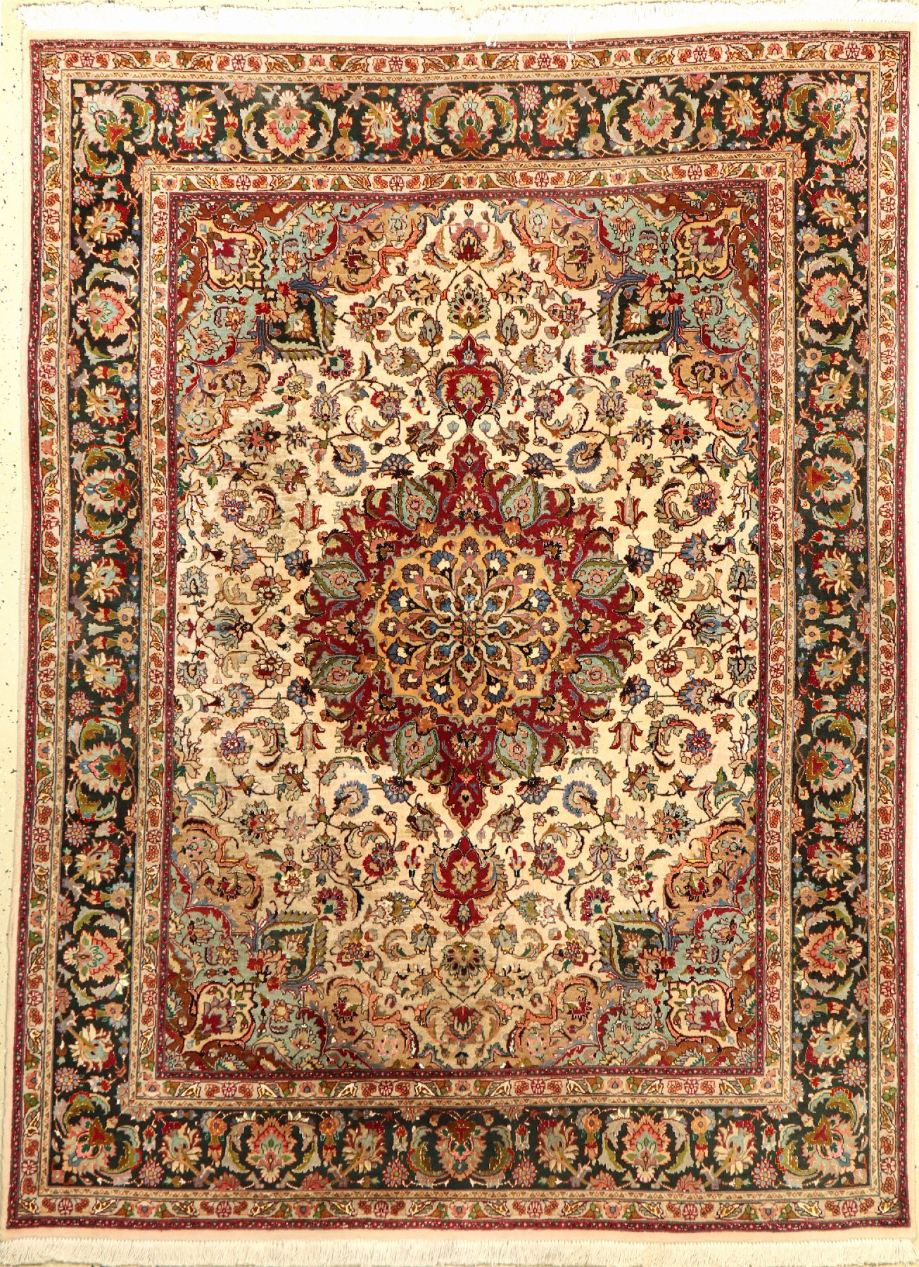 Täbriz alt (50 RAJ), Persien, ca. 40 Jahre,Korkwolle mit Seide, ca. 200 x 149 cm, EHZ: 2-3. Grüne Bordüre.