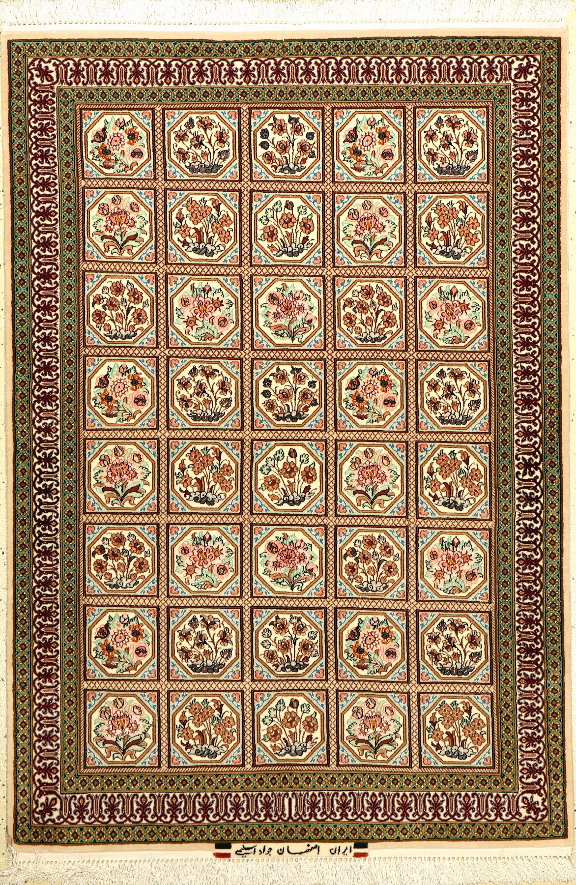 Esfahan "Javade Eslimi" fein (Signiert), Persien, ca. 15 Jahre alt, Korkwolle mit und auf Seide. Feiner und dekorativer Esfahan mit ...