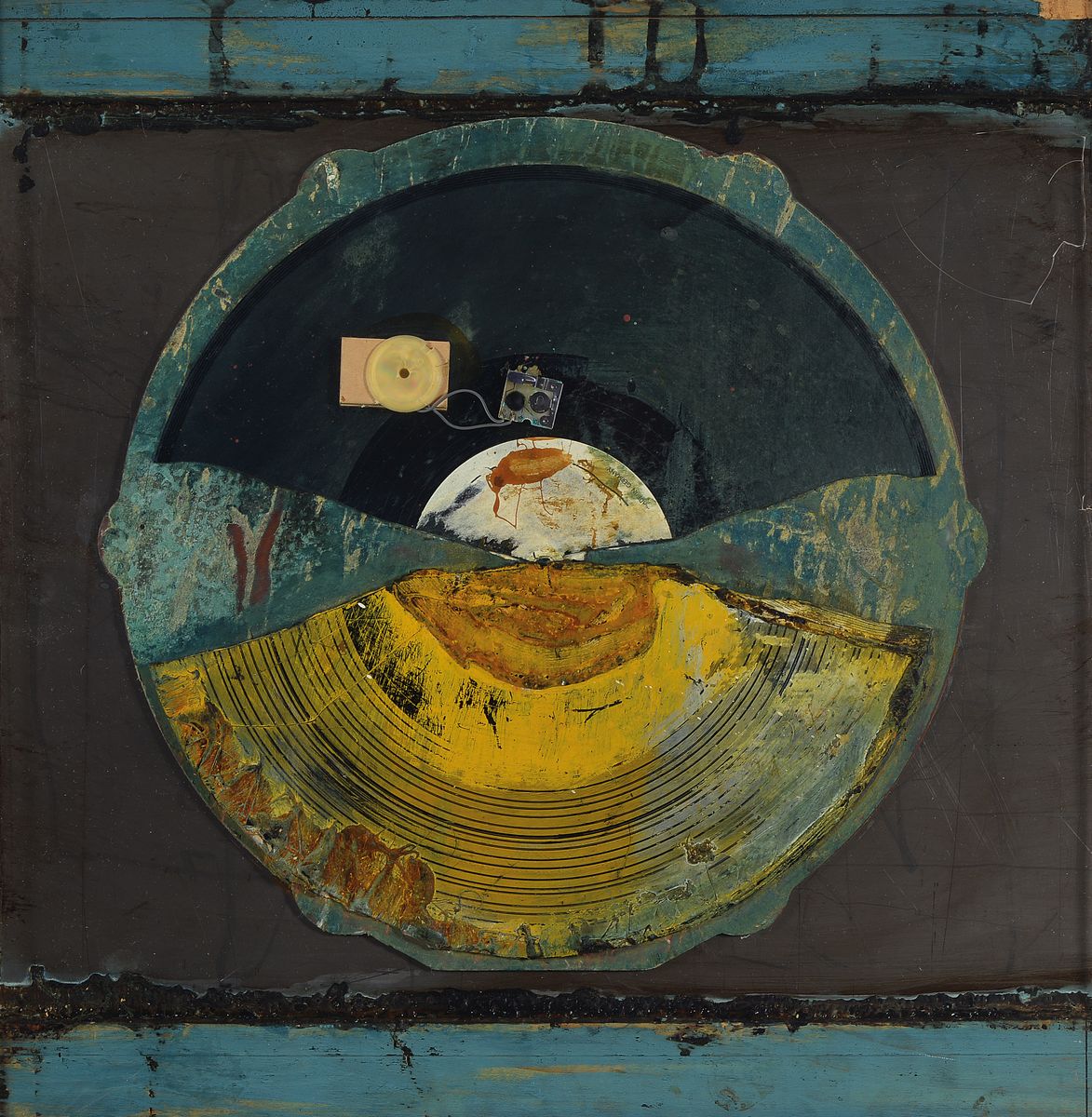 Rainer Dissel, geb. 1953 Gelsenkirchen, Studium am Städel Frankfurt/Main, hier: Ohne Titel, Collage mit Holz, Vinylschallplatte, Spieluhr und Farbe, ...