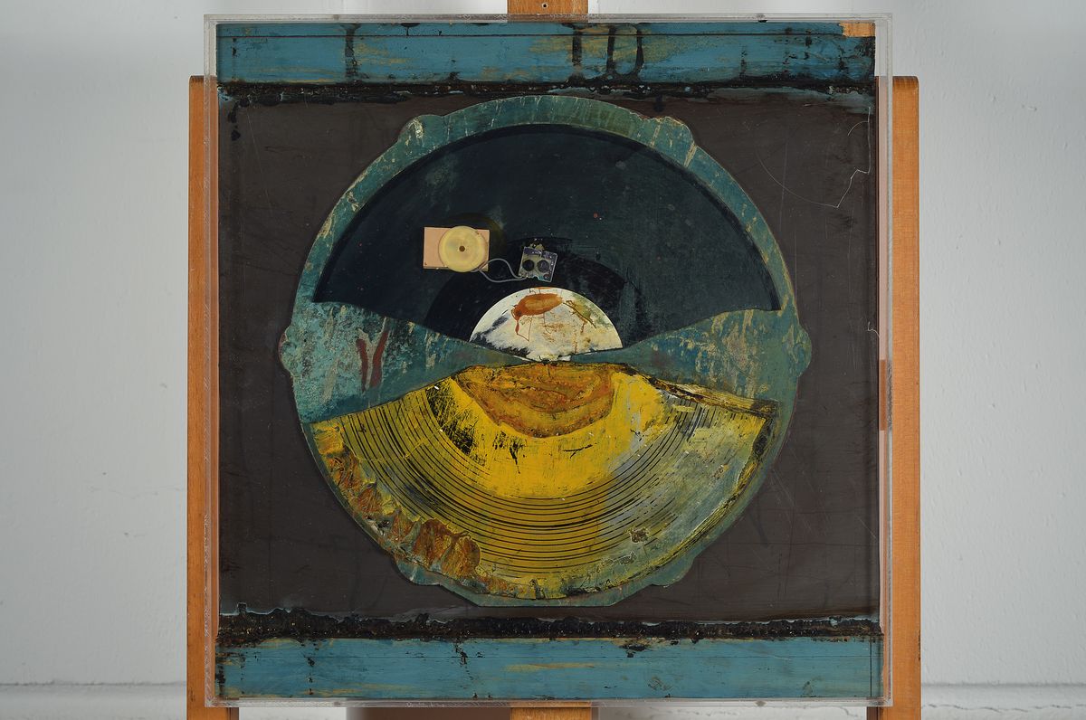 Detail k: Rainer Dissel, geb. 1953 Gelsenkirchen, Studium am Städel Frankfurt/Main, hier: Ohne Titel, Collage mit Holz, Vinylschallplatte, Spieluhr und Farbe, ...