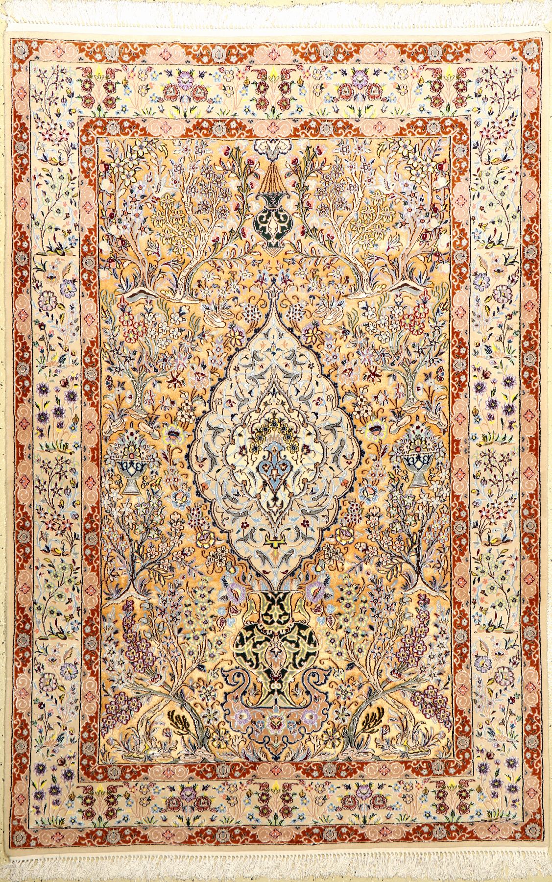 Esfahan fein (Seidengrund), Persien, ca. 15Jahre, Seide mit Korkwolle auf Seide, ca. 196 x 130 cm, EHZ: 1-2 (fachkundig gereinigt). Hochwertige ...