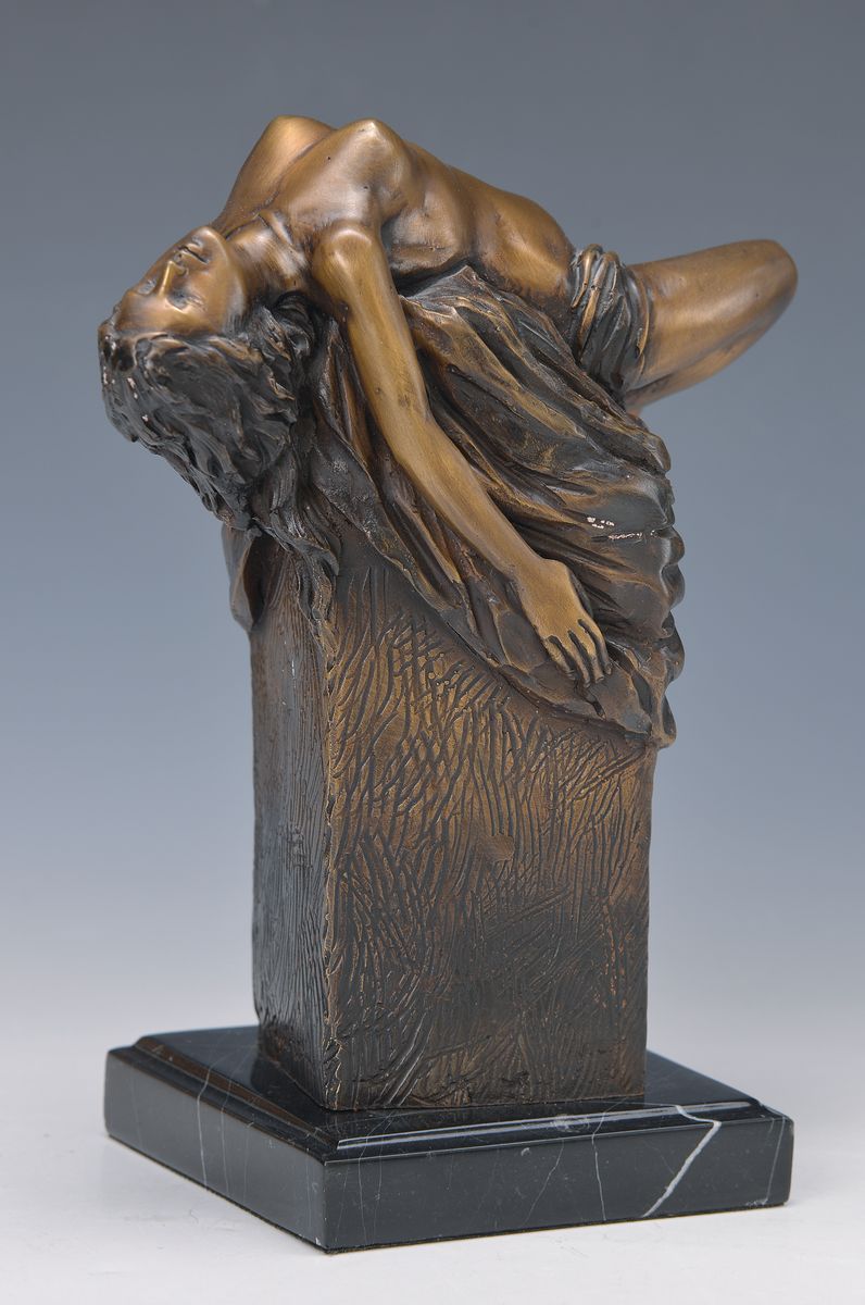 Asajero, zeitgenössischer Künstler, Weiblicher Akt auf einer Säule, Bronzeholguss,auf schwarze Marmorplinthe, H. ca. 24,5 cm