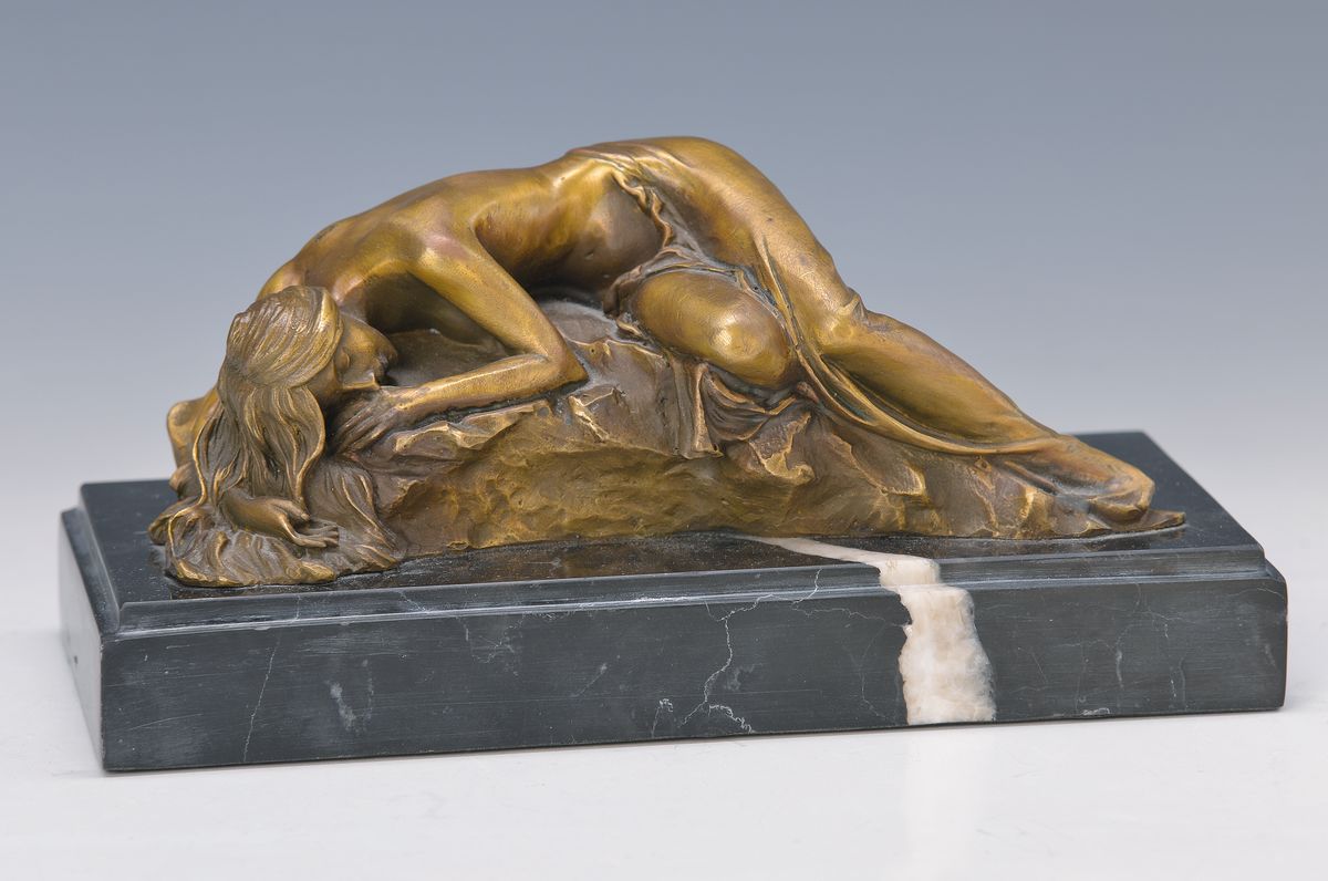 Milo geb. 1955, Femme allongee sur un terte,Bronzefigur auf Marmorsockel, sign., ca. 11x21,5 cm
