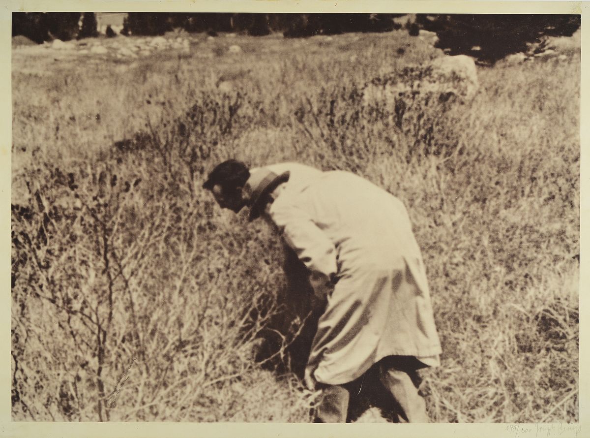 Joseph Beuys, 1921-1986, Fotografie , handsign., num. 141/200, unter Glas gerahmt, Blatt ca. 66x90, gesamt ca. 76x105,5 cm